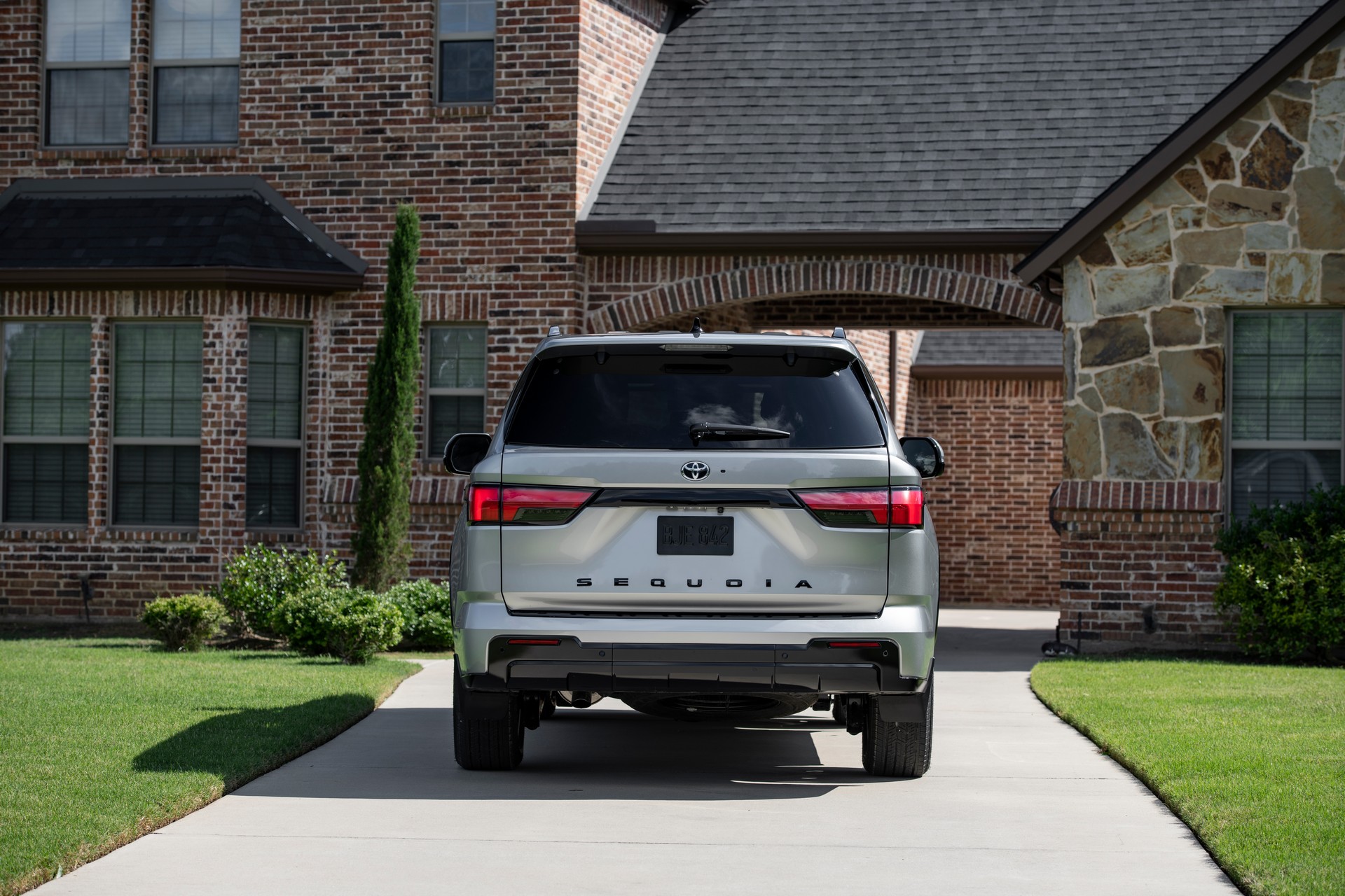 Download 2023 Toyota Sequoia Platinum - Rear HD Wallpaper 1920x1280 #12