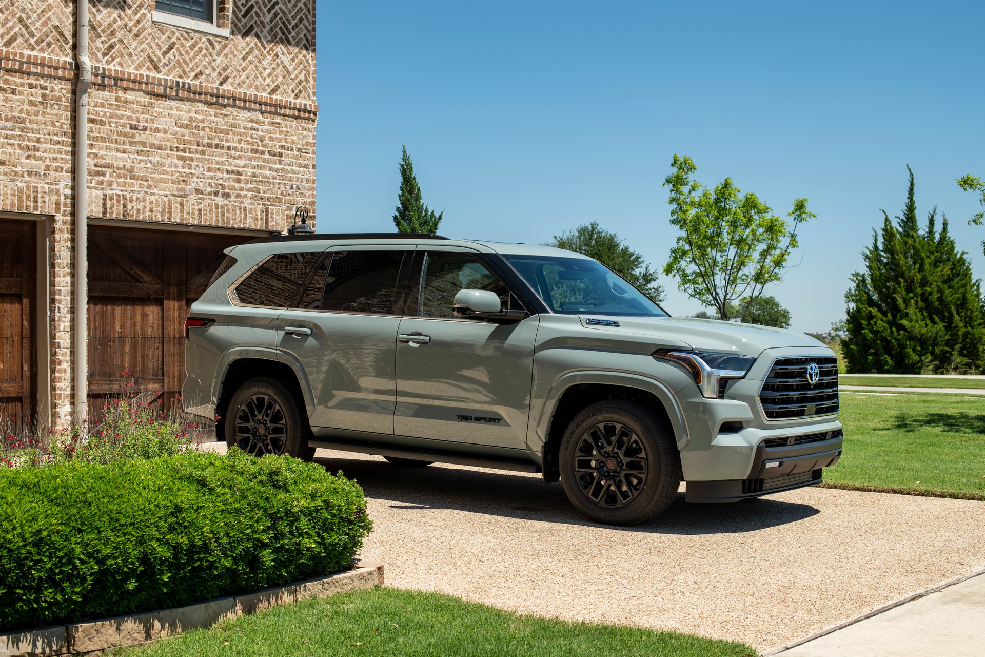 Download 2023 Toyota Sequoia SR5 TRD Sport Package - Front Three-Quarter HD Wallpaper 1920x1280 #7