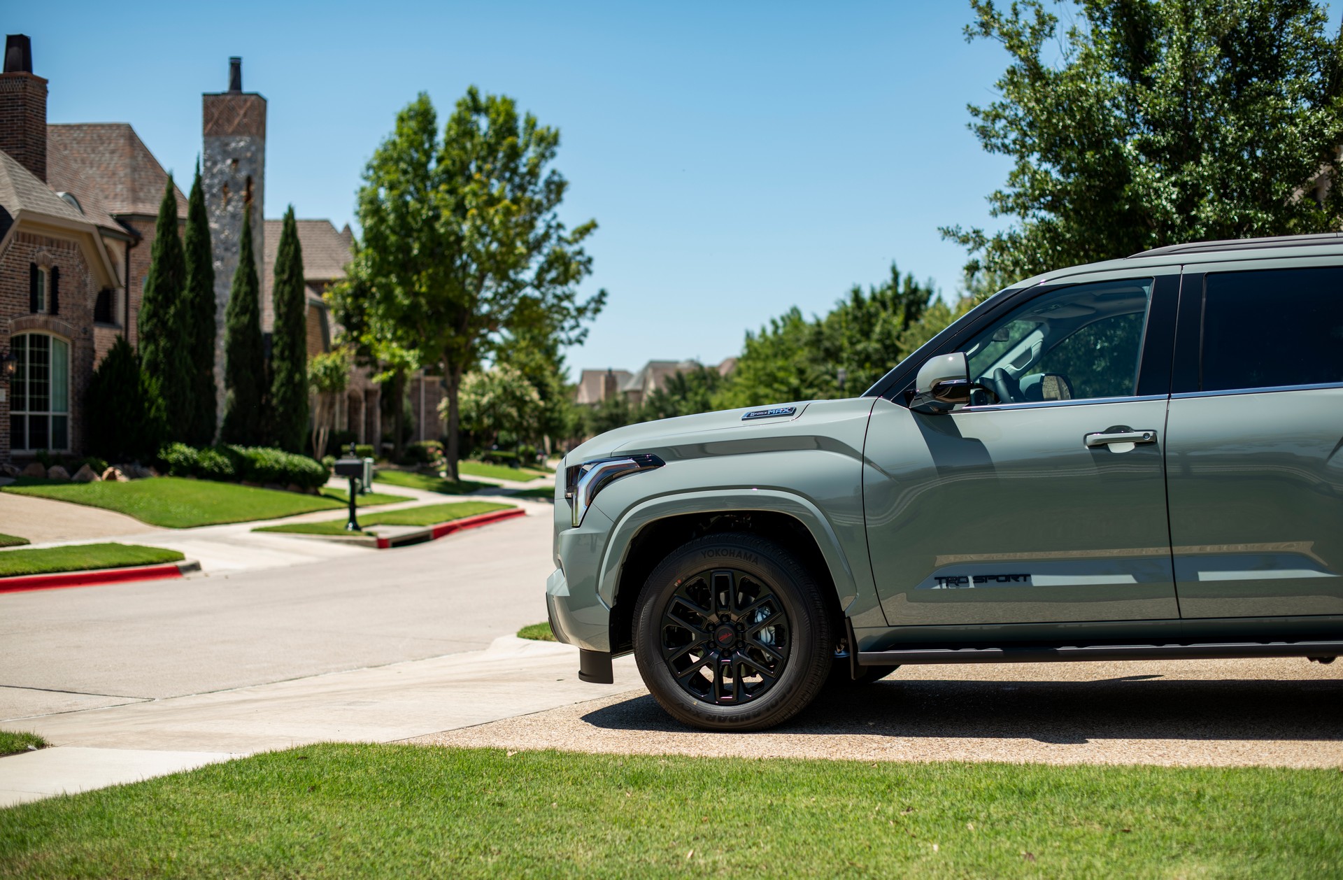 Download 2023 Toyota Sequoia SR5 TRD Sport Package - Front HD Wallpaper 1920x1258 #10