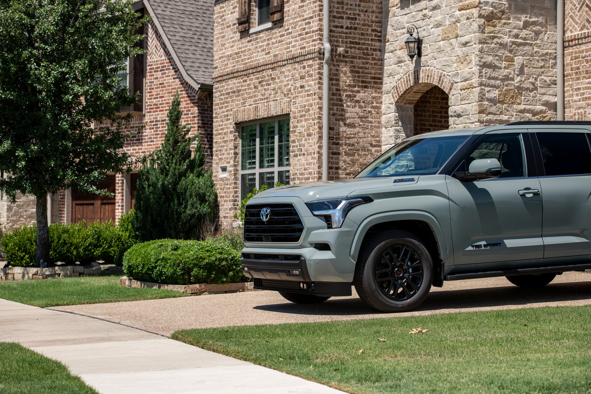 Download 2023 Toyota Sequoia SR5 TRD Sport Package - Front HD Wallpaper 1920x1280 #11