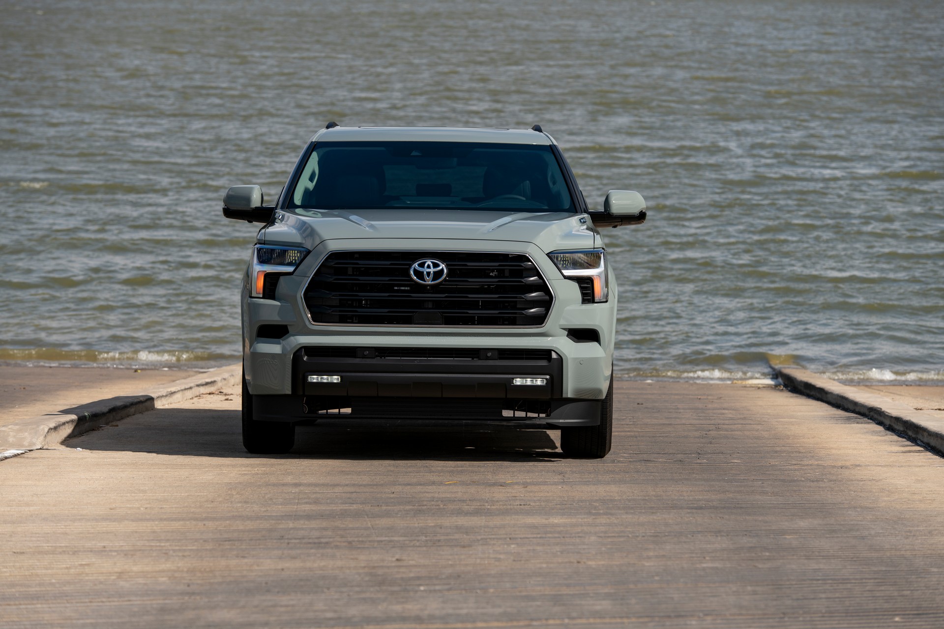 Download 2023 Toyota Sequoia SR5 TRD Sport Package - Front HD Wallpaper 1920x1280 #15