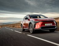 2023 Toyota bZ4X - UK version - Front Three-Quarter Wallpaper 190x150