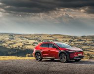 2023 Toyota bZ4X - UK version - Front Three-Quarter Wallpaper 190x150