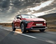2023 Toyota bZ4X - UK version - Front Three-Quarter Wallpaper 190x150