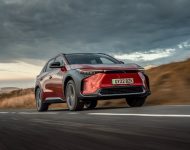 2023 Toyota bZ4X - UK version - Front Three-Quarter Wallpaper 190x150