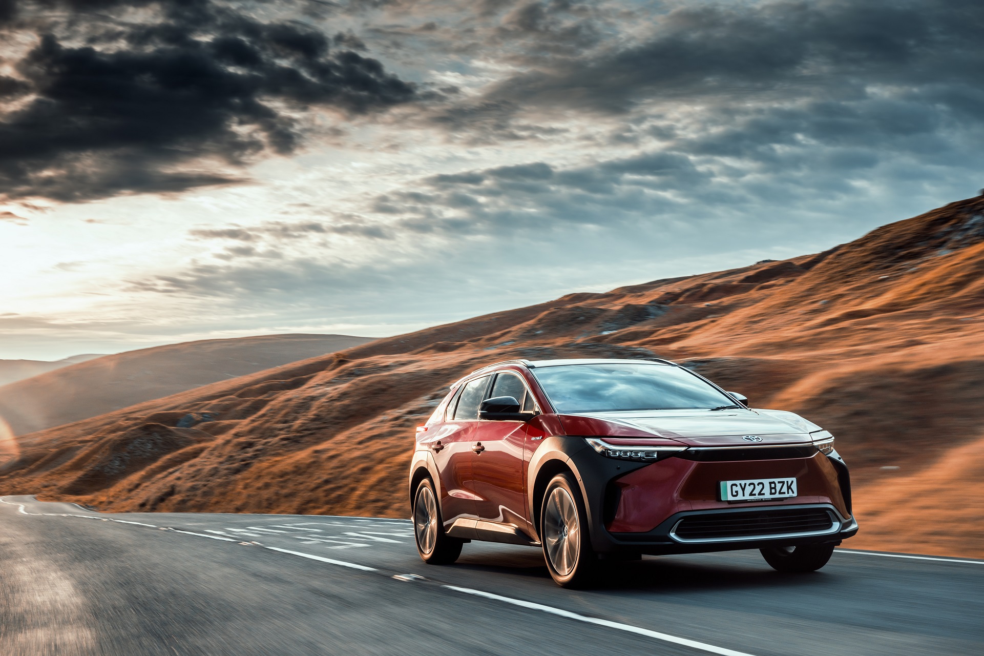 Download 2023 Toyota bZ4X - UK version - Front Three-Quarter HD Wallpaper 1921x1280 #23