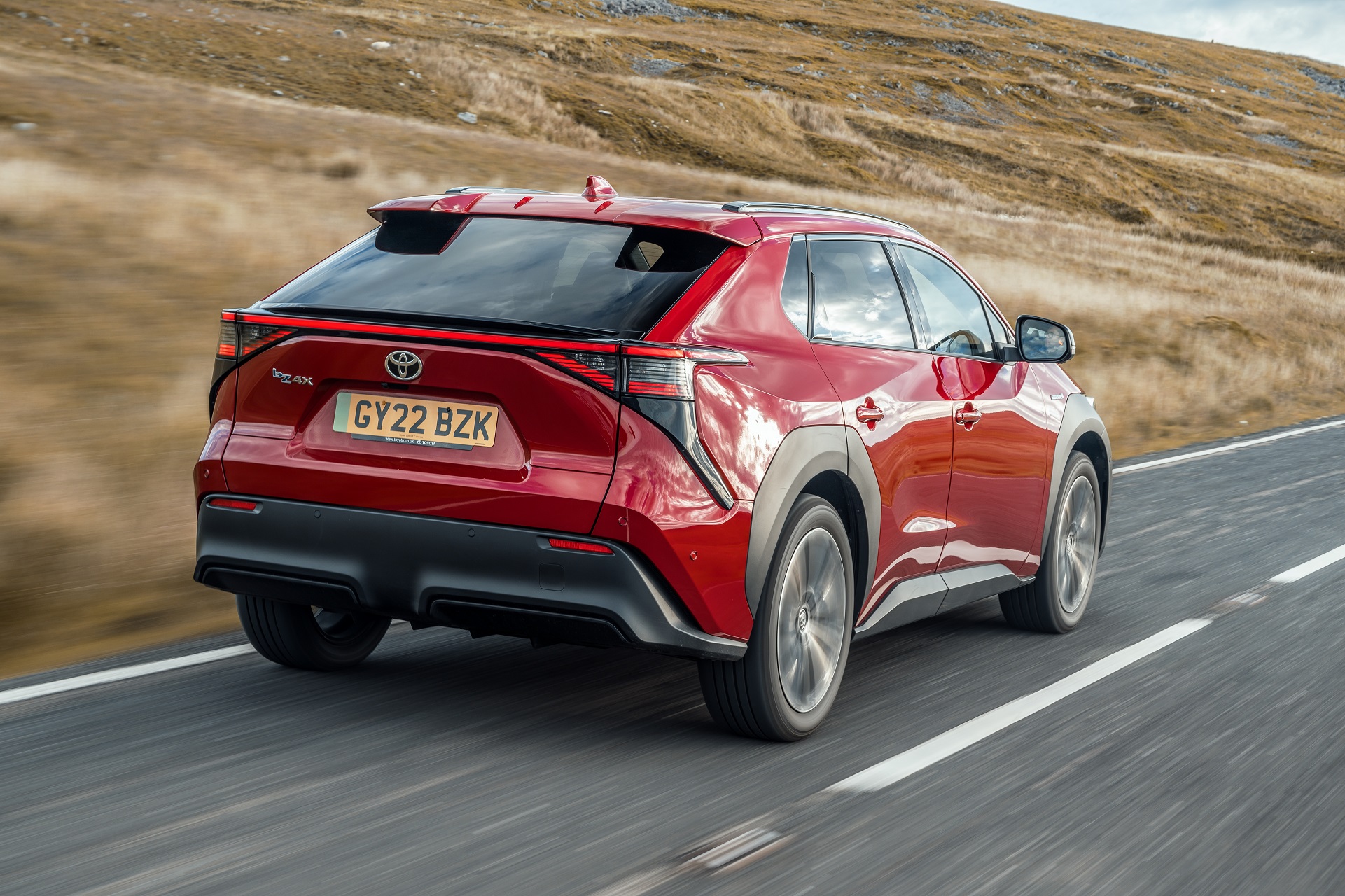 Download 2023 Toyota bZ4X - UK version - Rear Three-Quarter HD Wallpaper 1921x1280 #28