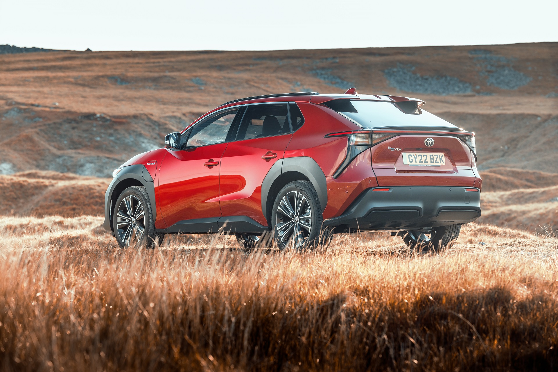 Download 2023 Toyota bZ4X - UK version - Rear Three-Quarter HD Wallpaper 1921x1280 #16