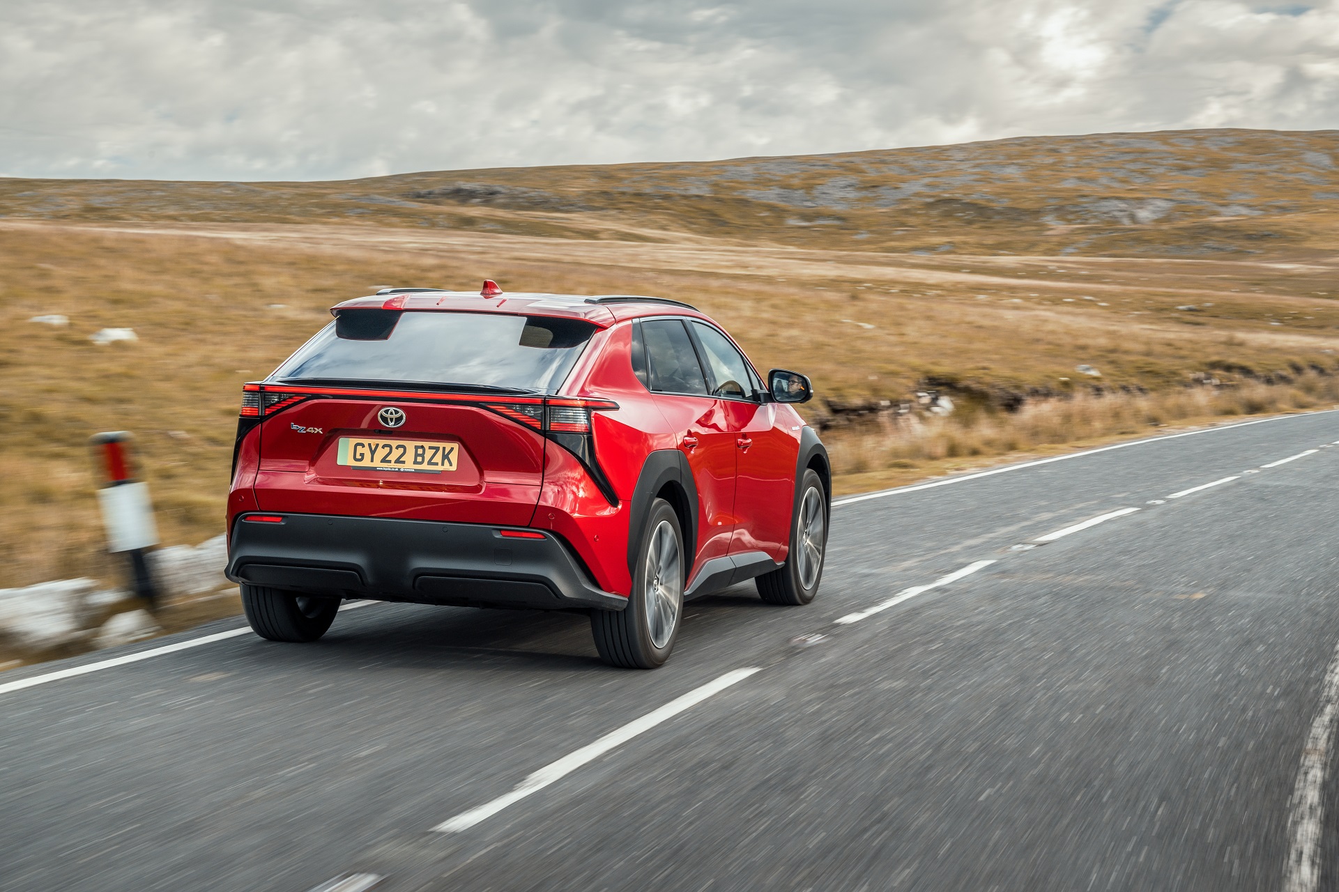 Download 2023 Toyota bZ4X - UK version - Rear Three-Quarter HD Wallpaper 1921x1280 #29