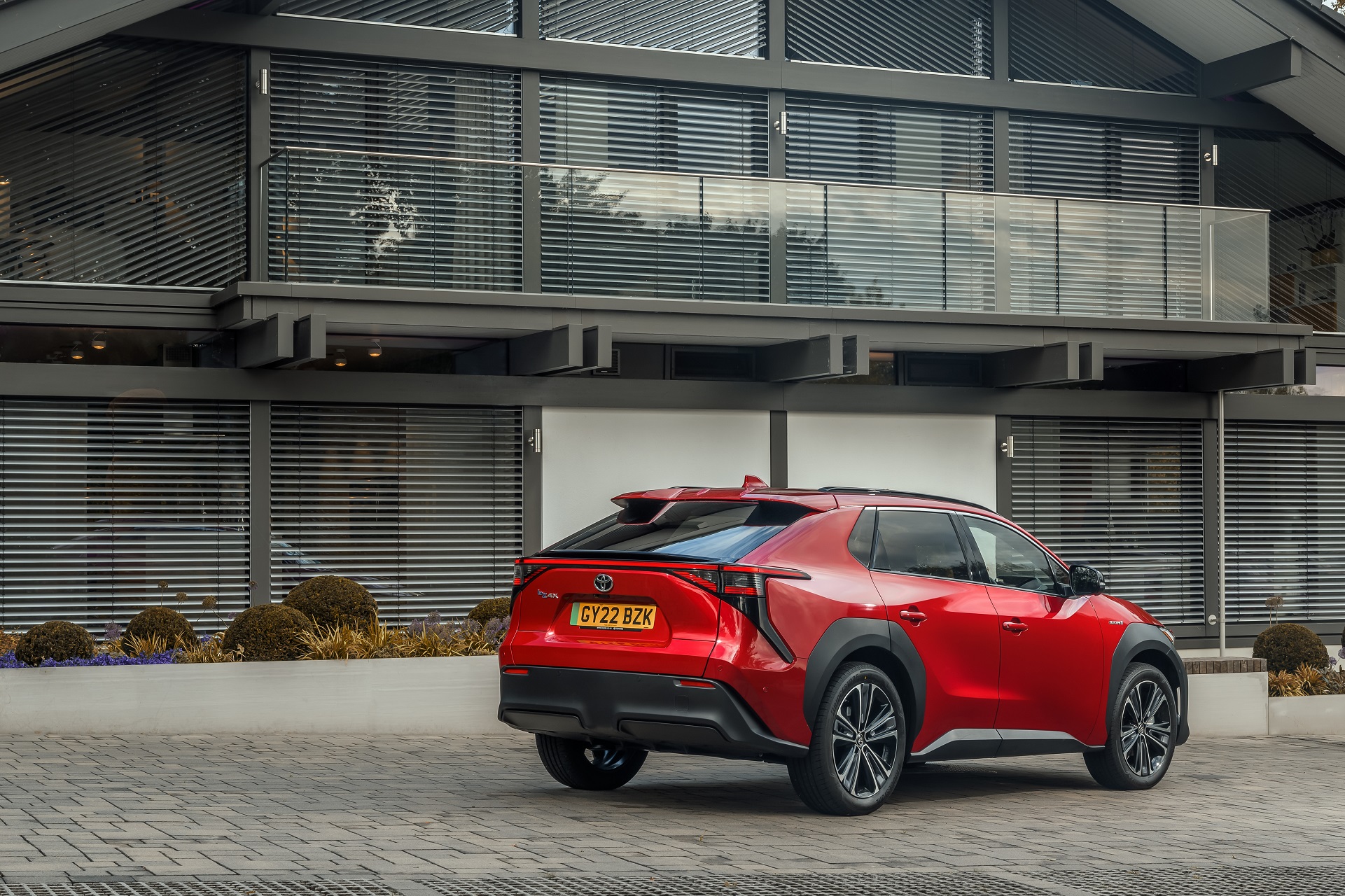 Download 2023 Toyota bZ4X - UK version - Rear Three-Quarter HD Wallpaper 1921x1280 #8