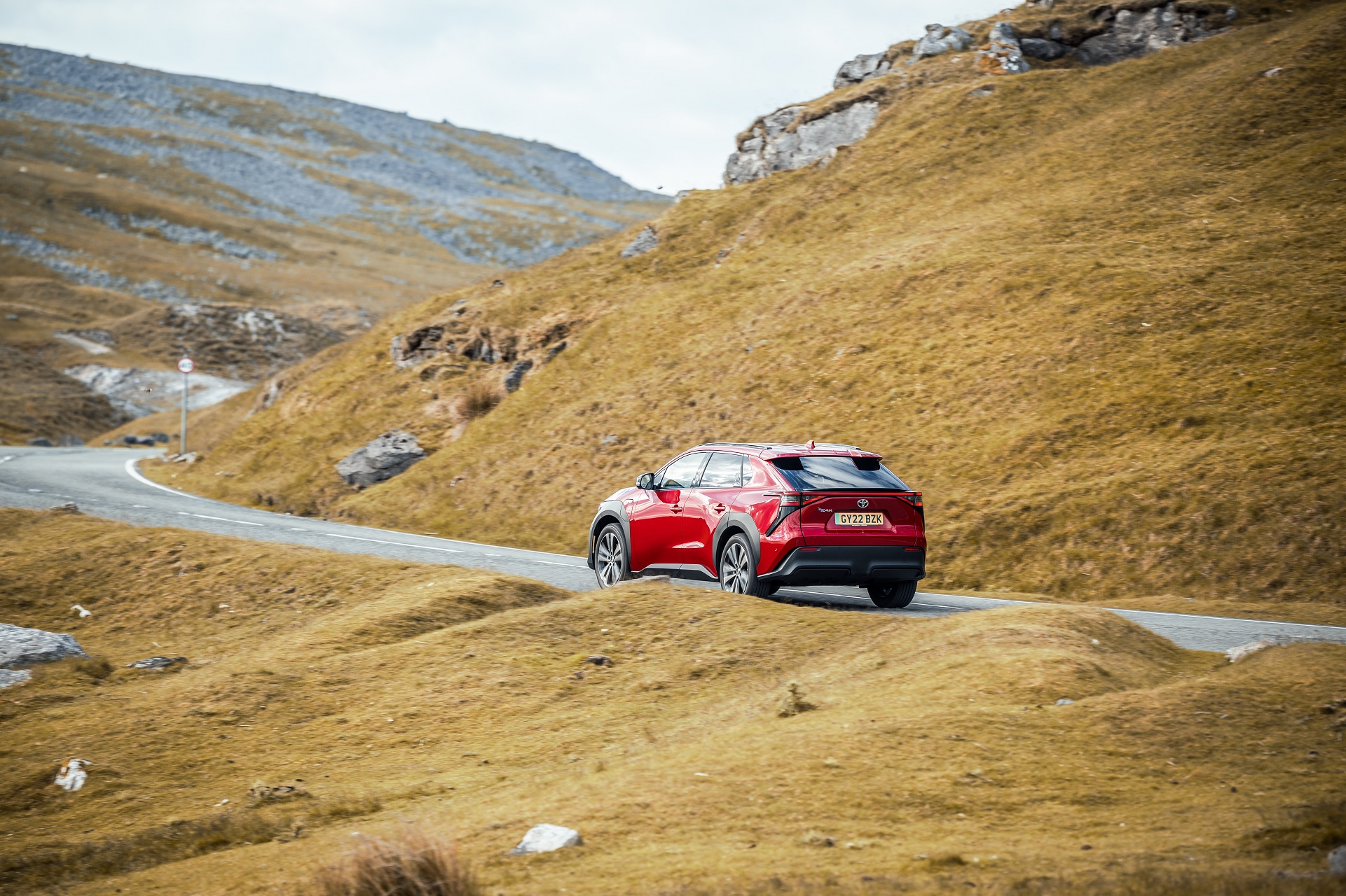 Download 2023 Toyota bZ4X - UK version - Rear Three-Quarter HD Wallpaper 1921x1280 #43