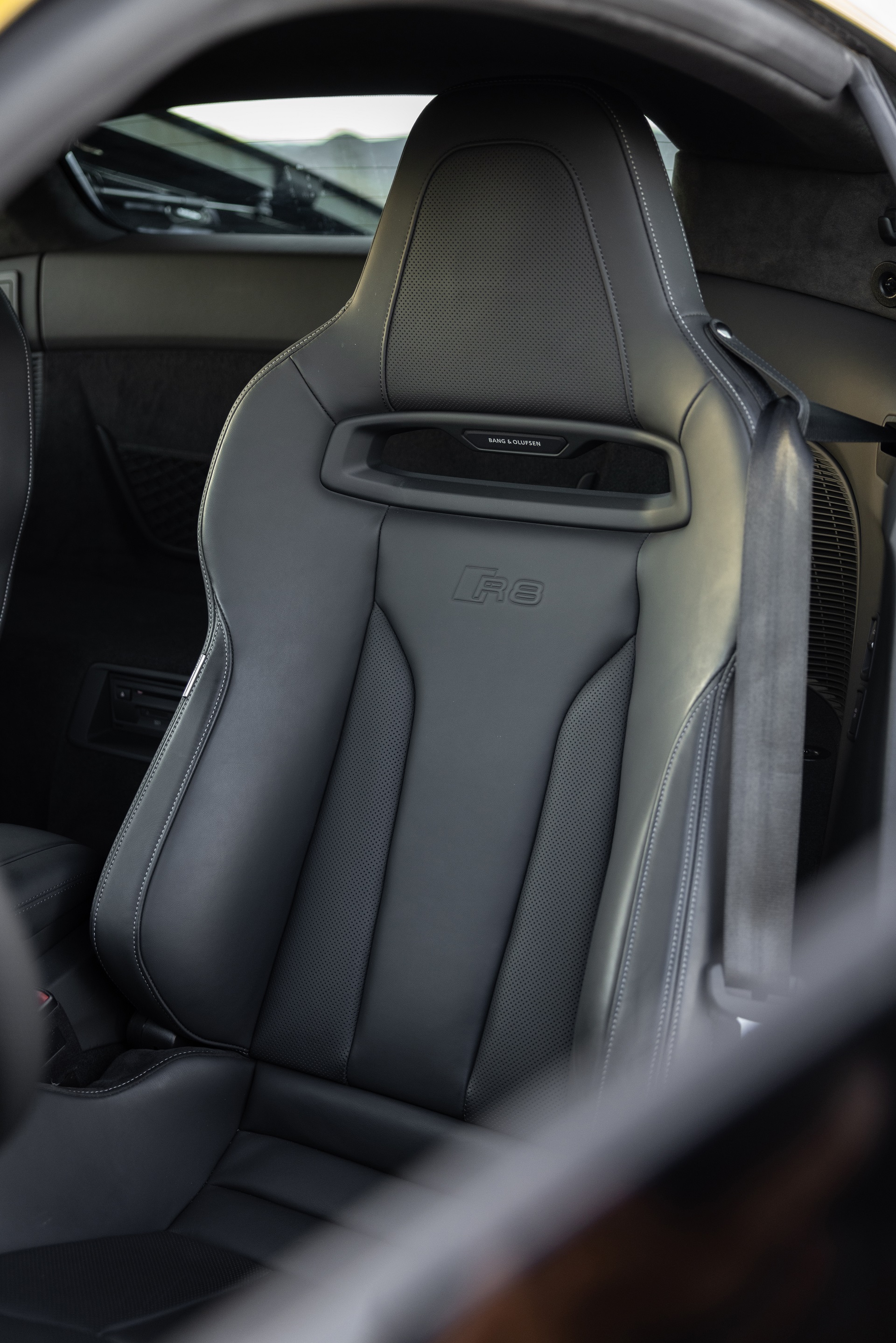 Download 2022 Audi R8 V10 Coupé - US version - Interior, Seats HD Phone Wallpaper 1920x2878 #40