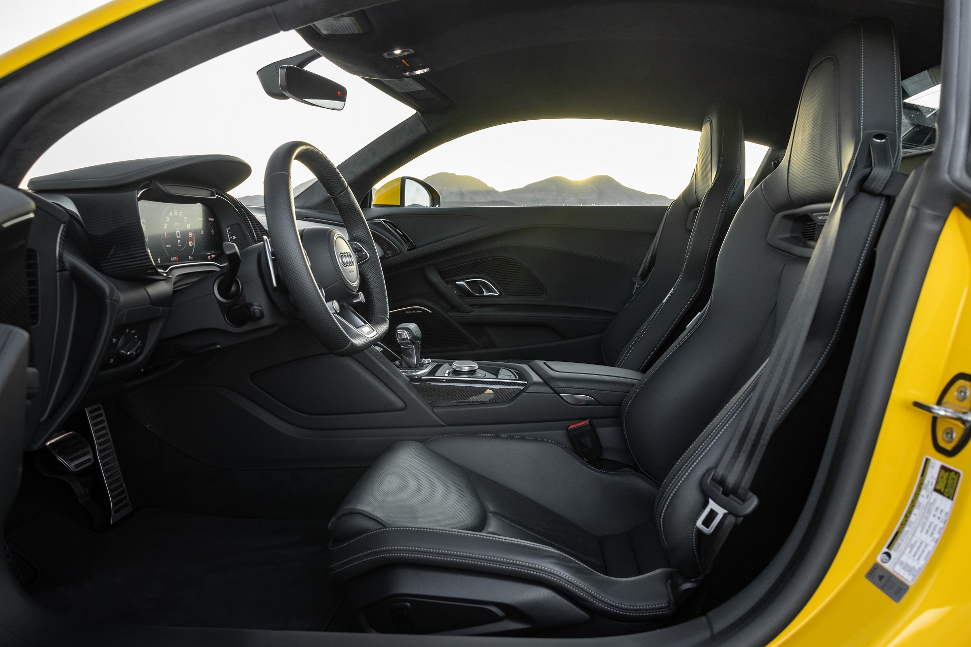 Download 2022 Audi R8 V10 Coupé - US version - Interior HD Wallpaper 1920x1280 #38