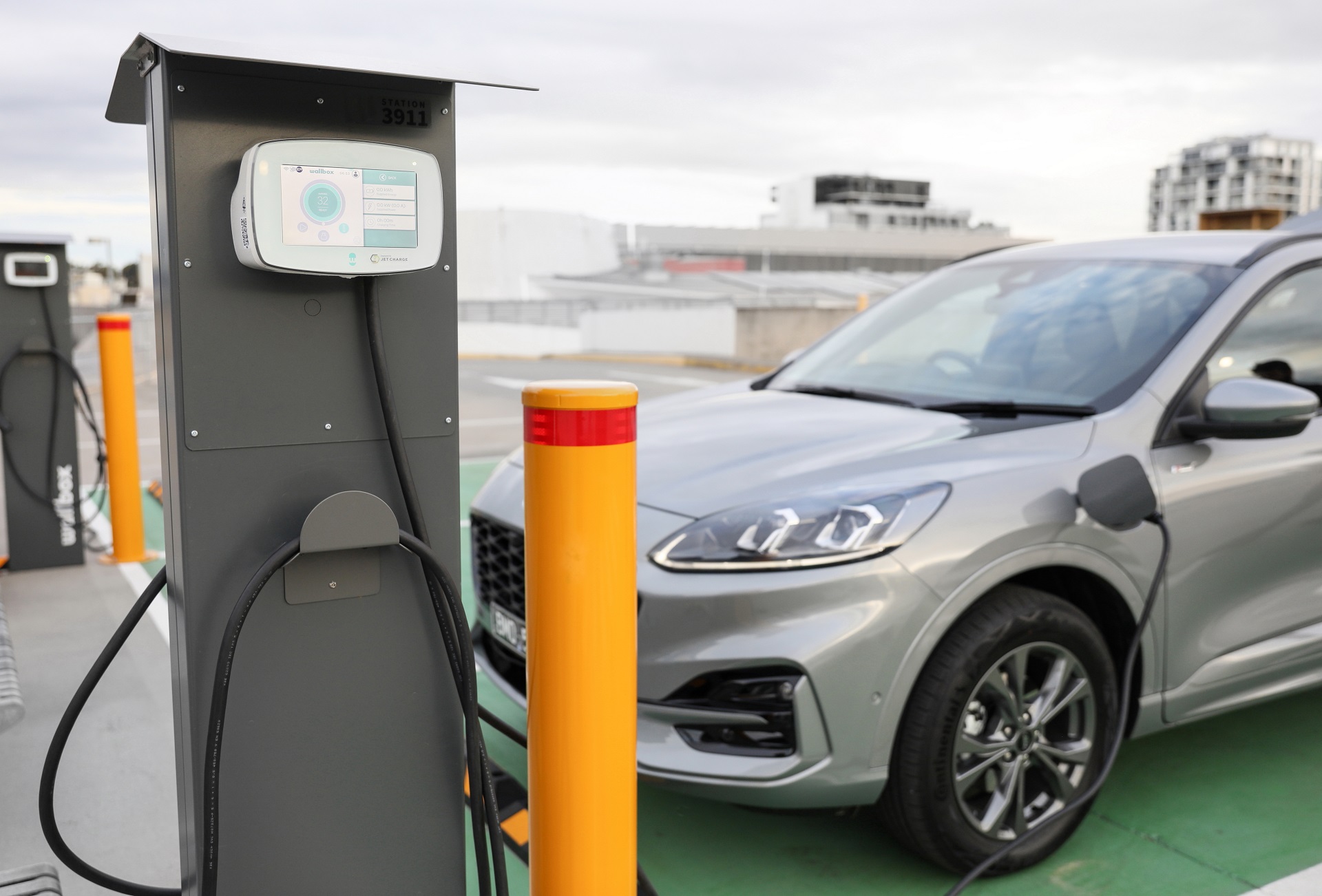 Download 2022 Ford Escape PHEV - AU version - Charging HD Wallpaper 1920x1302 #119