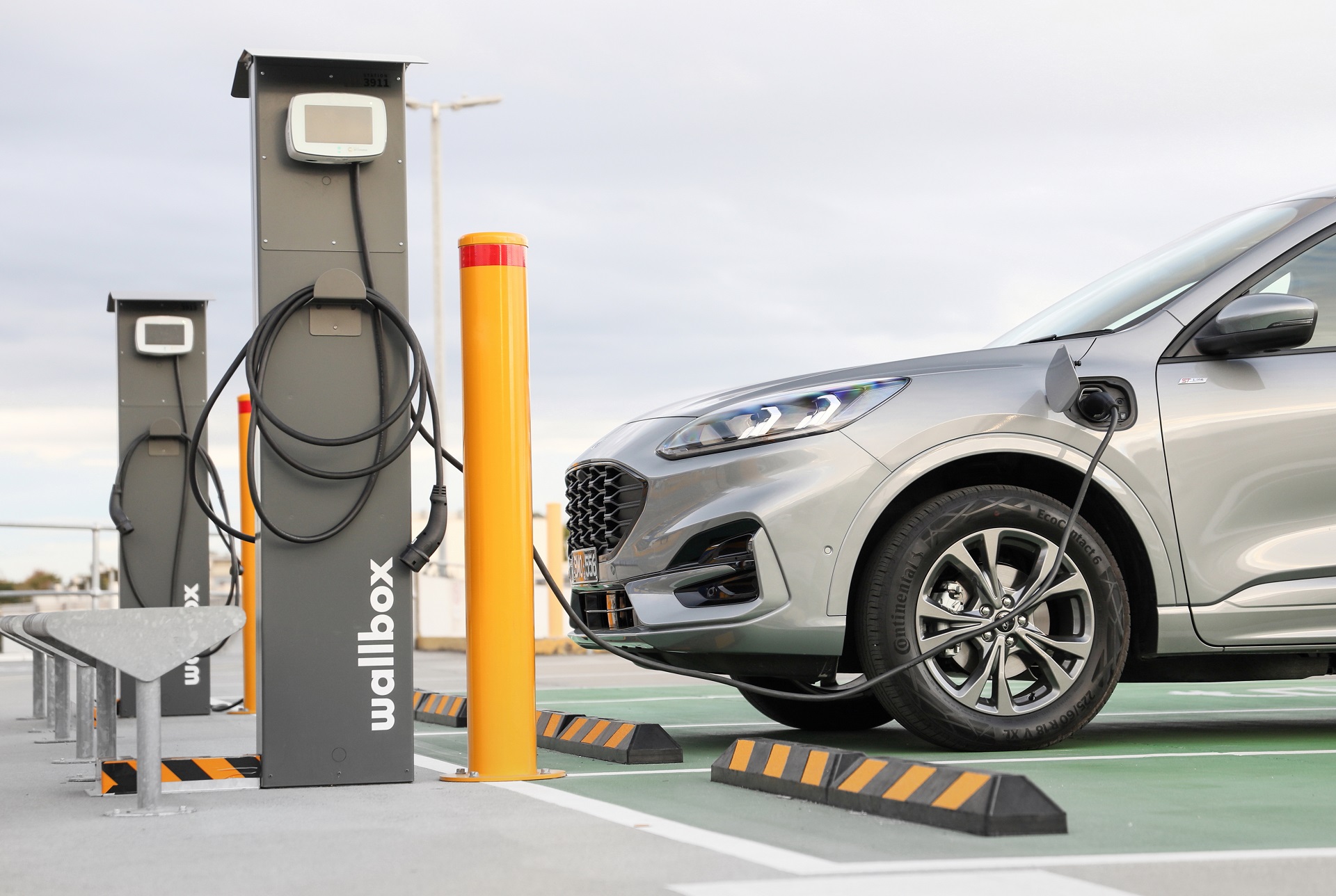 Download 2022 Ford Escape PHEV - AU version - Charging HD Wallpaper 1920x1288 #120