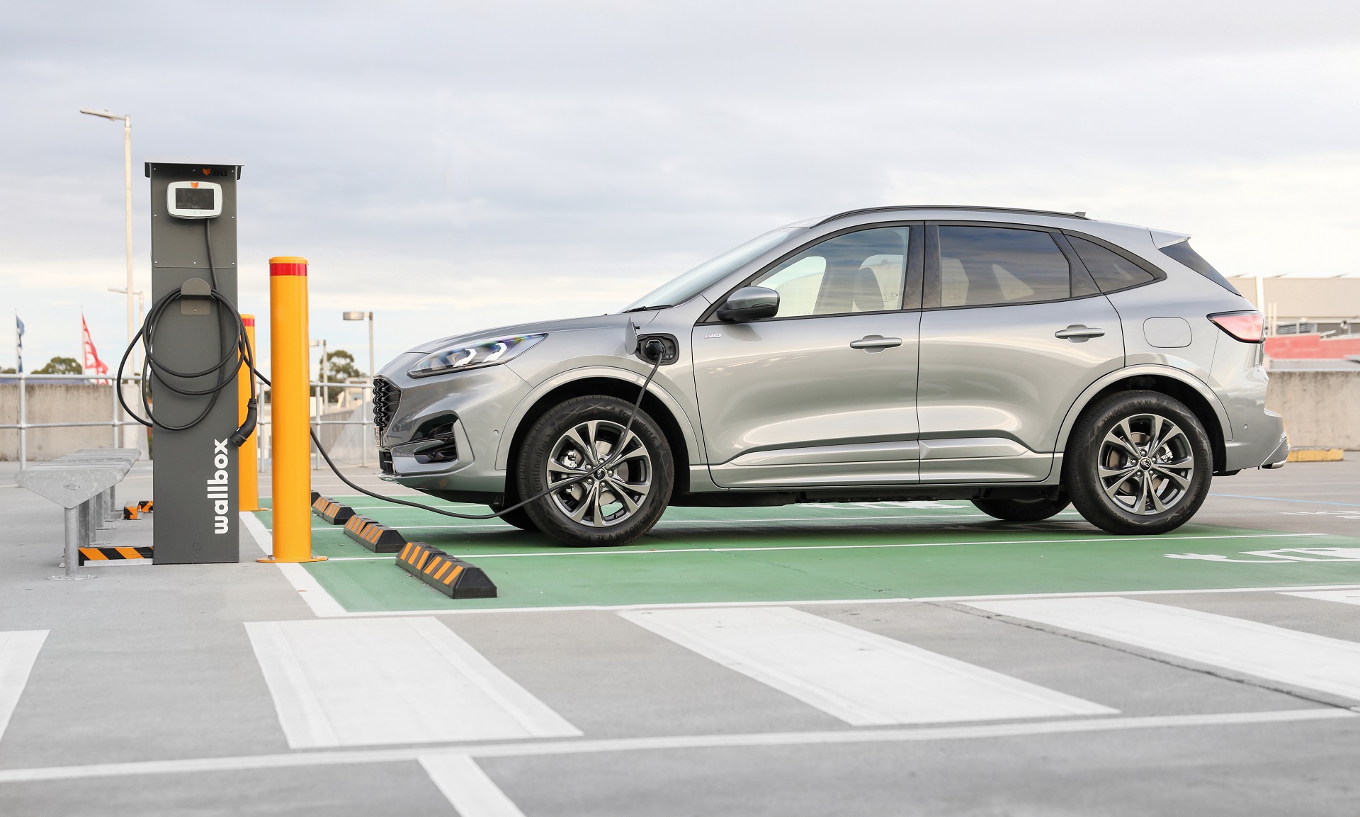 Download 2022 Ford Escape PHEV - AU version - Charging HD Wallpaper 1920x1153 #121