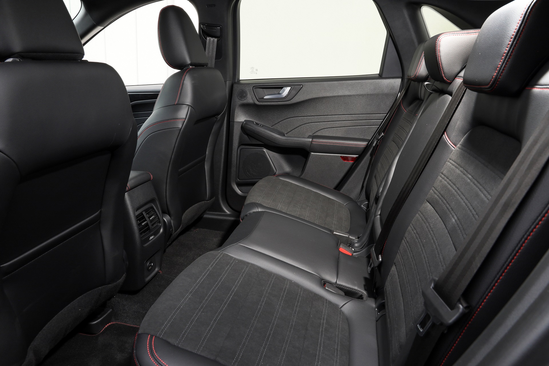 Download 2022 Ford Escape PHEV - AU version - Interior, Rear Seats HD Wallpaper 1920x1280 #158
