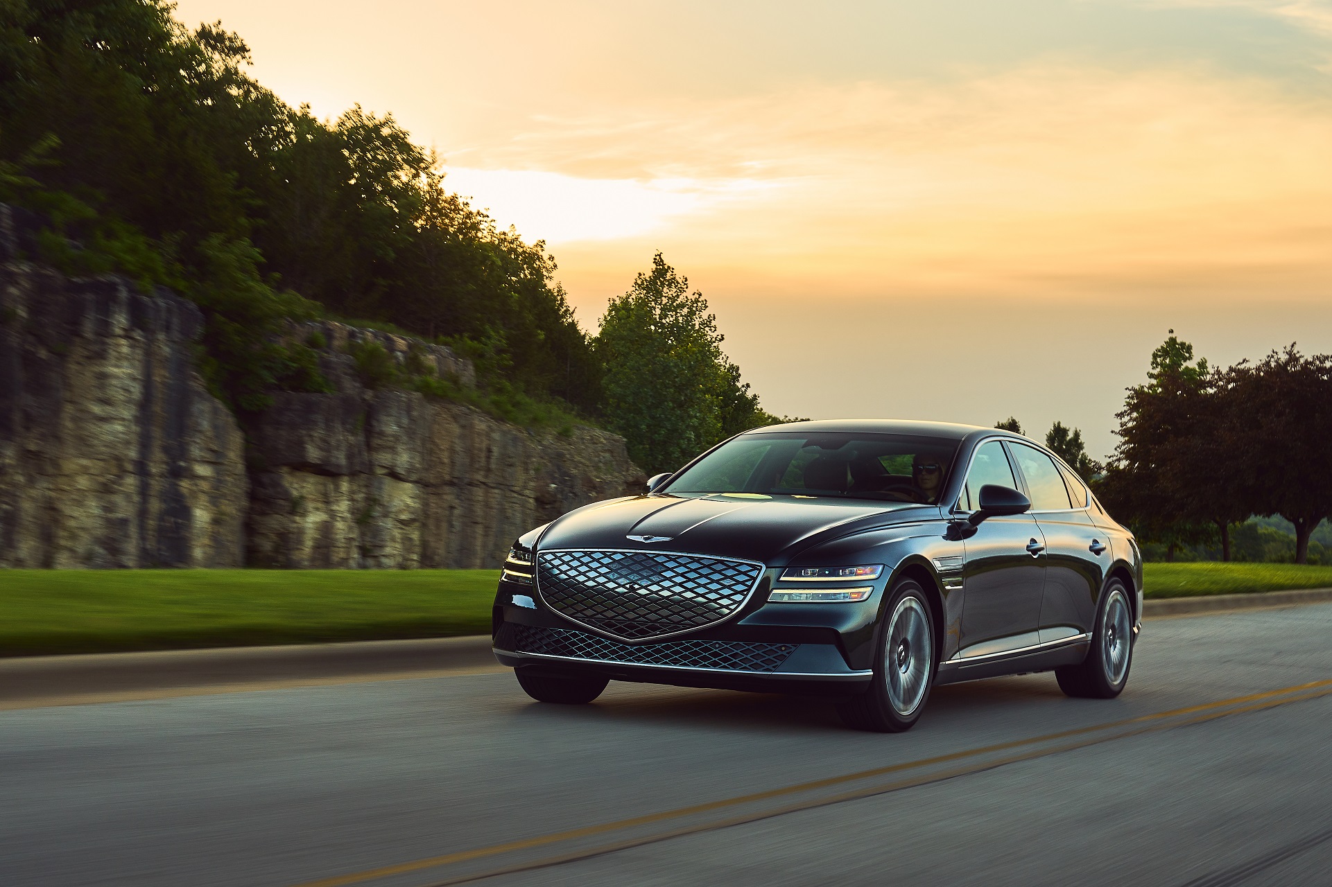 Download 2022 Genesis Electrified G80 - Front Three-Quarter HD Wallpaper 1921x1280 #15