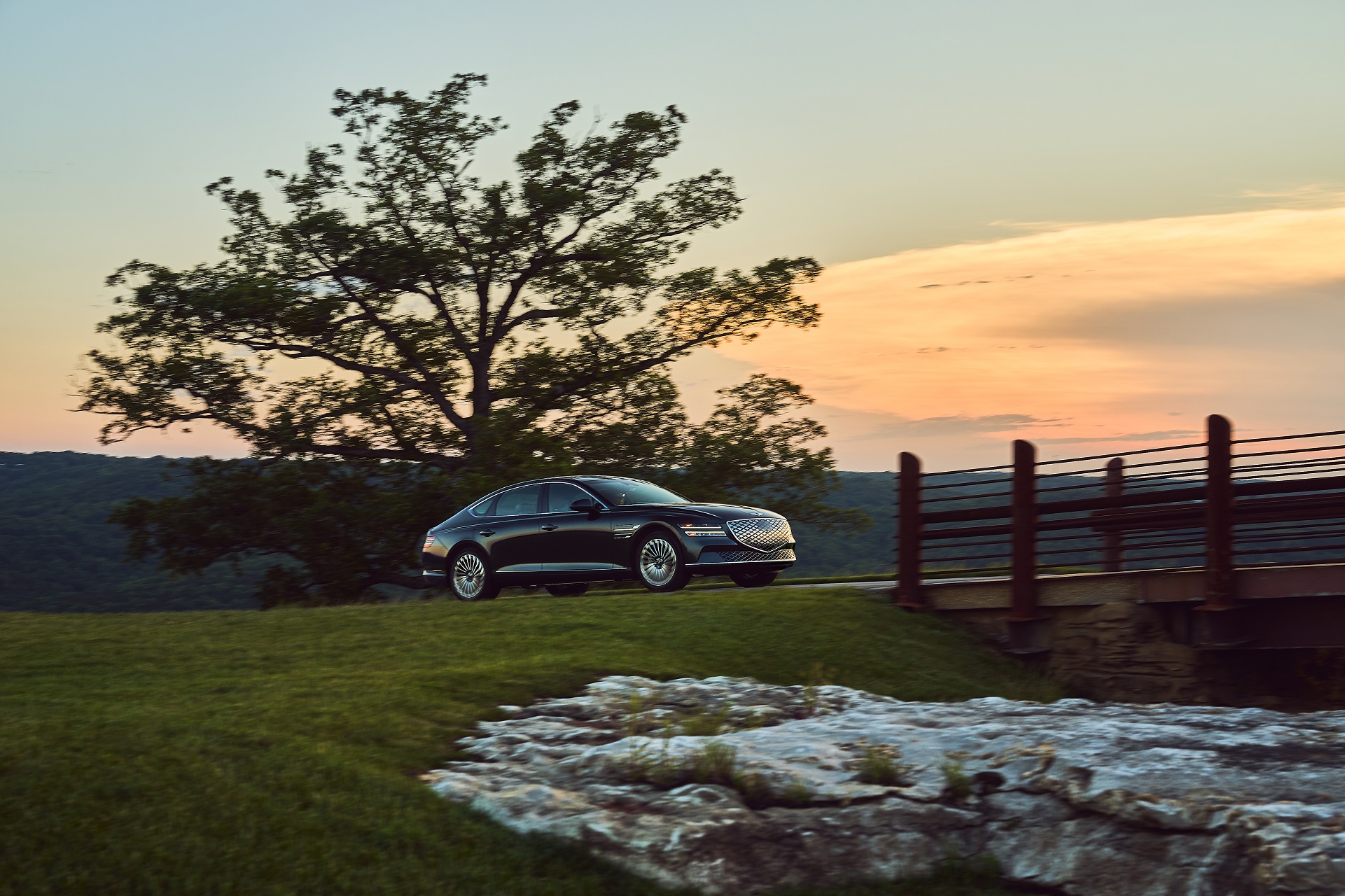 Download 2022 Genesis Electrified G80 - Front Three-Quarter HD Wallpaper 1921x1280 #18