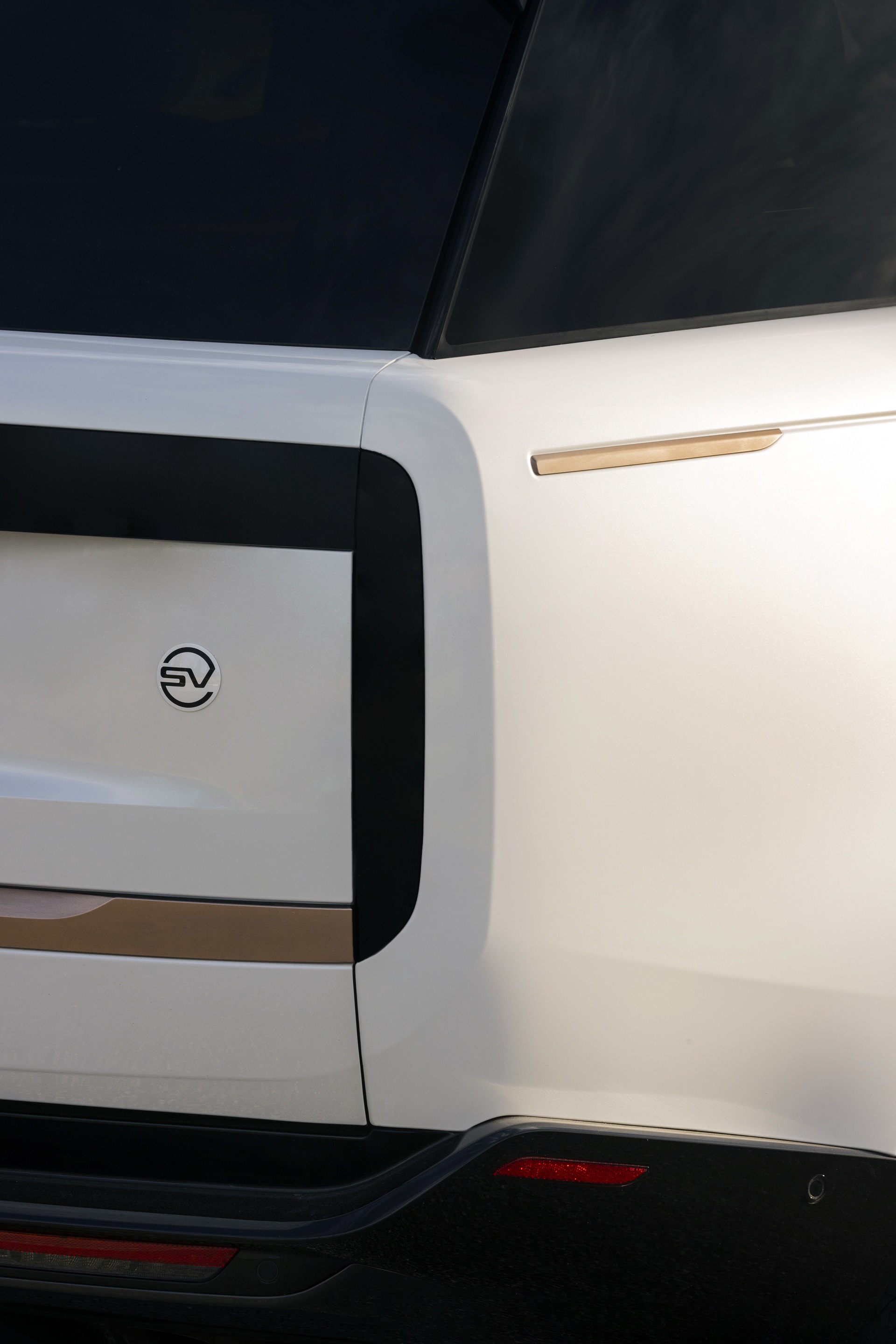 Download 2022 Land Rover Range Rover SV Serenity - Detail HD Phone Wallpaper 1920x2880 #24