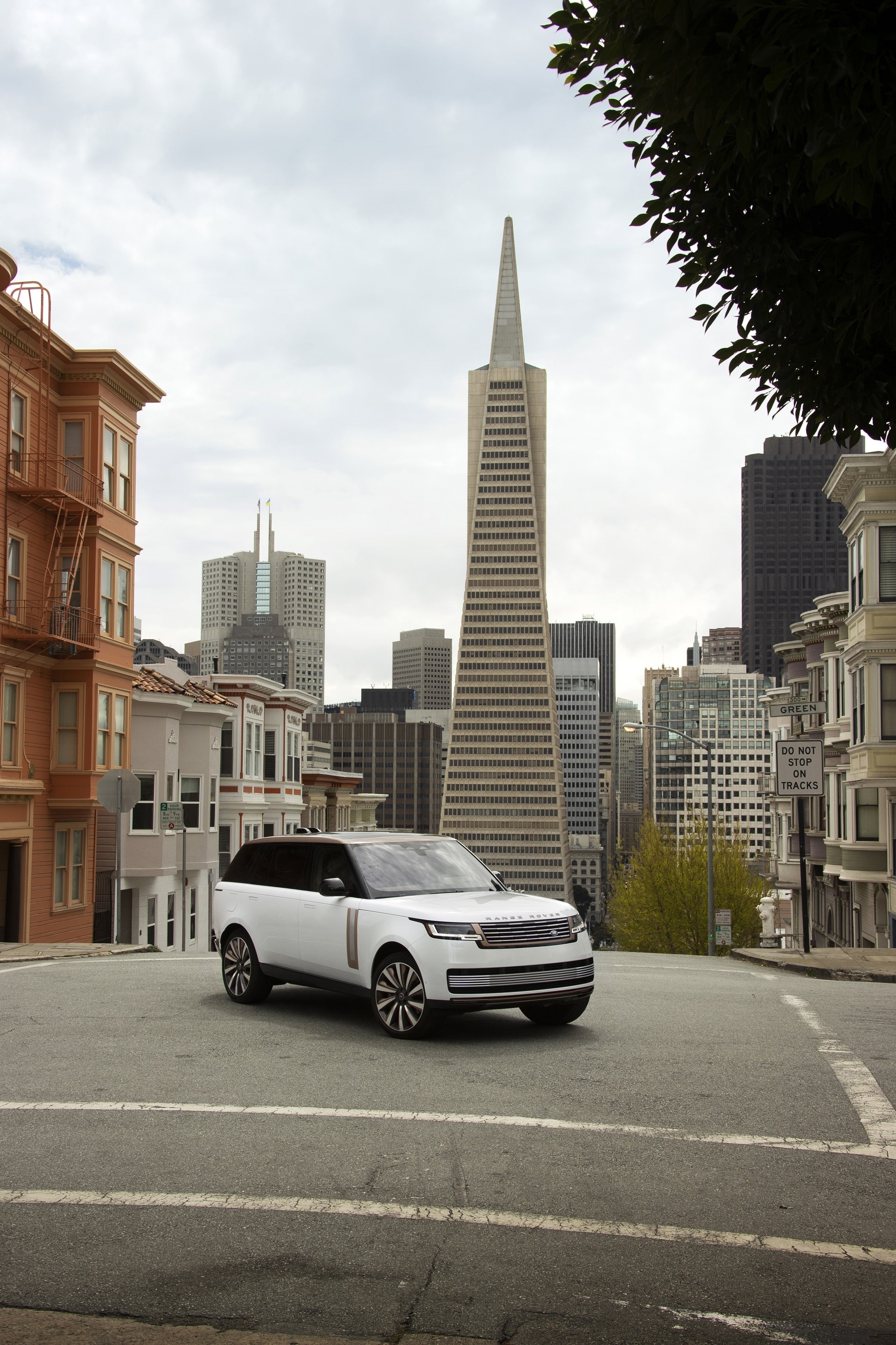 Download 2022 Land Rover Range Rover SV Serenity - Front Three-Quarter HD Phone Wallpaper 1920x2880 #12