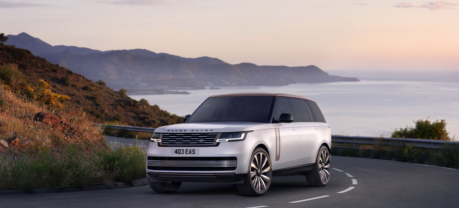 Download 2022 Land Rover Range Rover SV Serenity - Front Three-Quarter HD Wallpaper 1921x872 #3