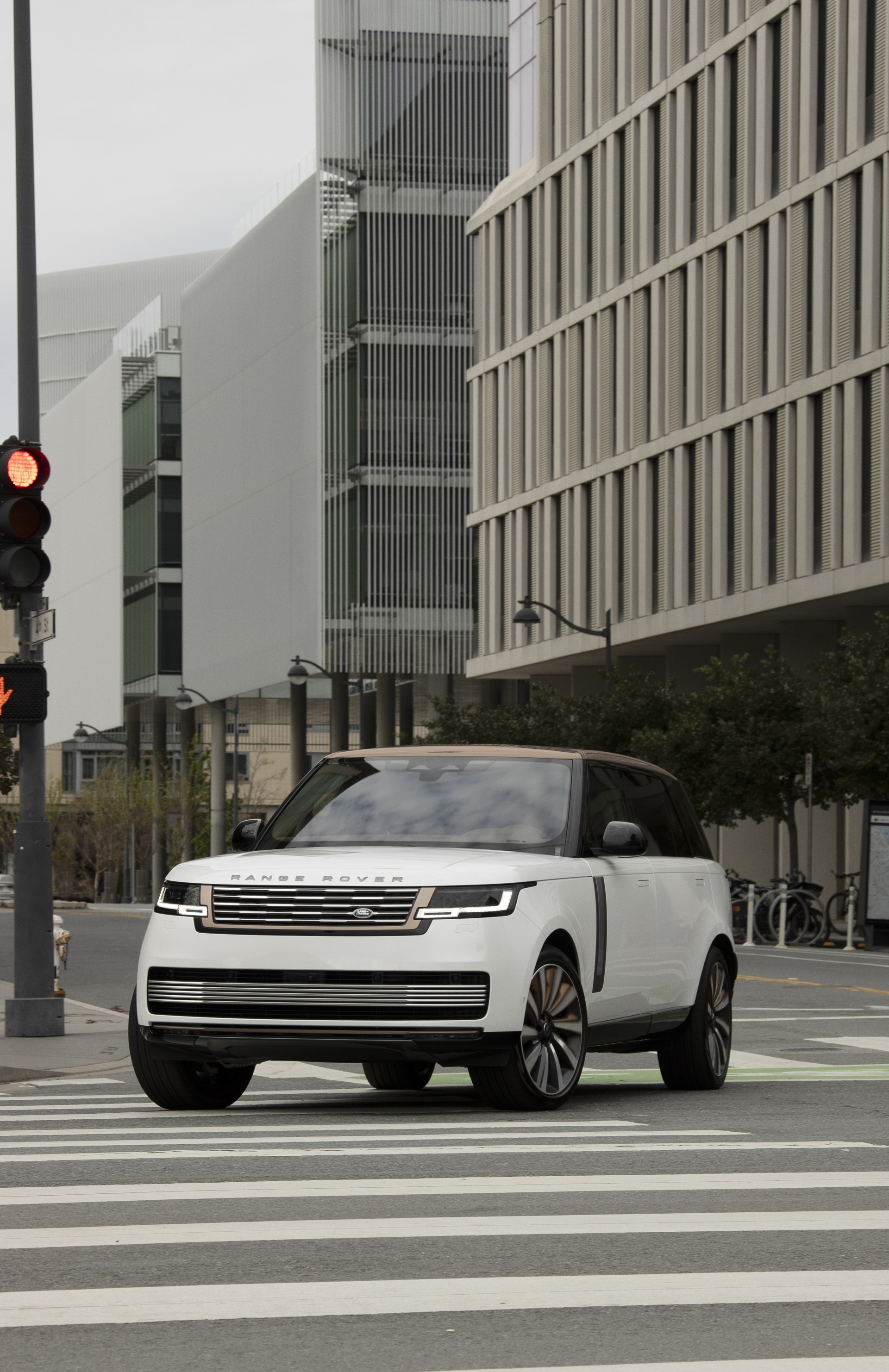 Download 2022 Land Rover Range Rover SV Serenity - Front HD Phone Wallpaper 1920x2964 #13