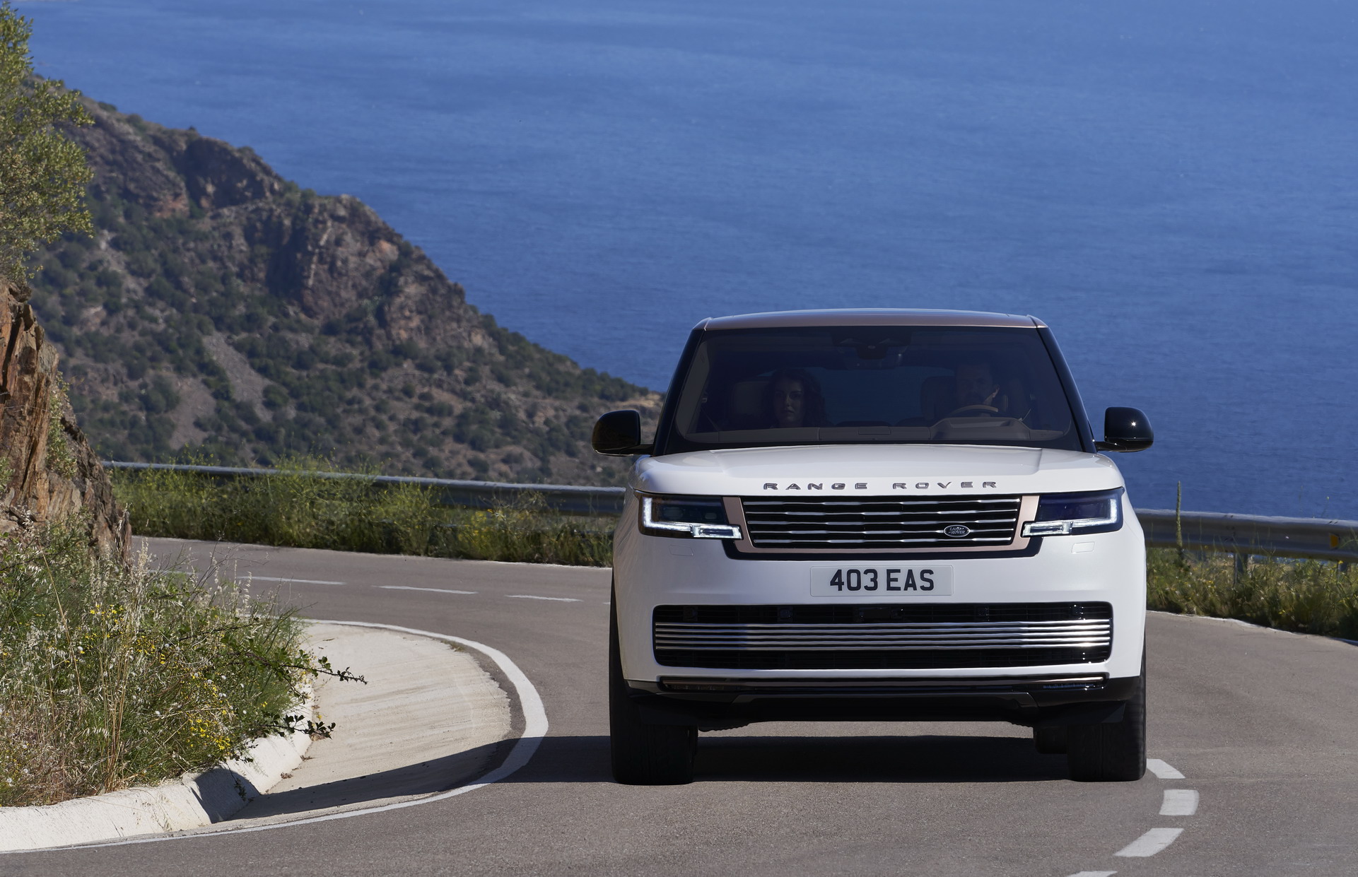 Download 2022 Land Rover Range Rover SV Serenity - Front HD Wallpaper 1921x1241 #2