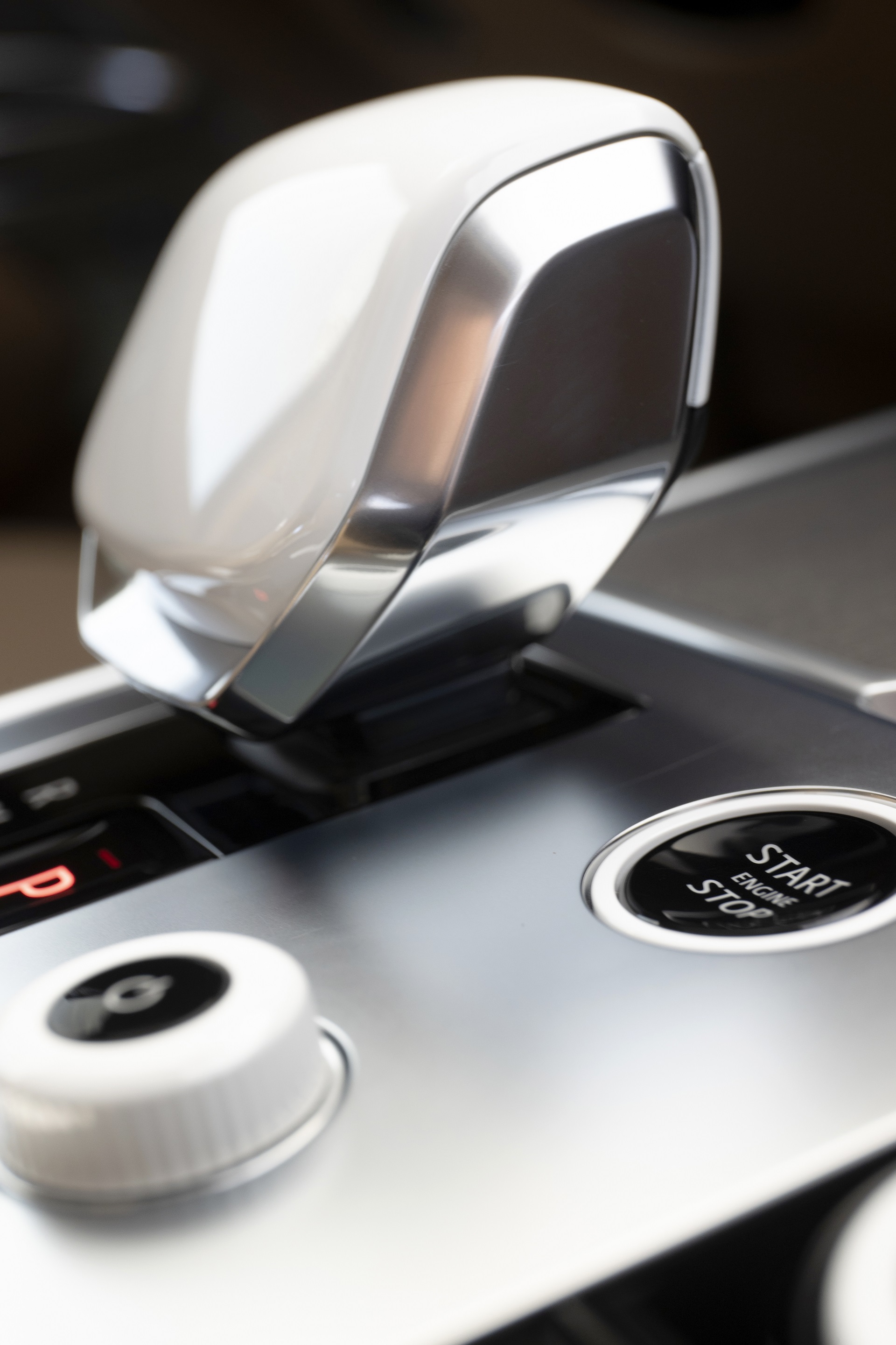 Download 2022 Land Rover Range Rover SV Serenity - Interior, Detail HD Phone Wallpaper 1920x2880 #53