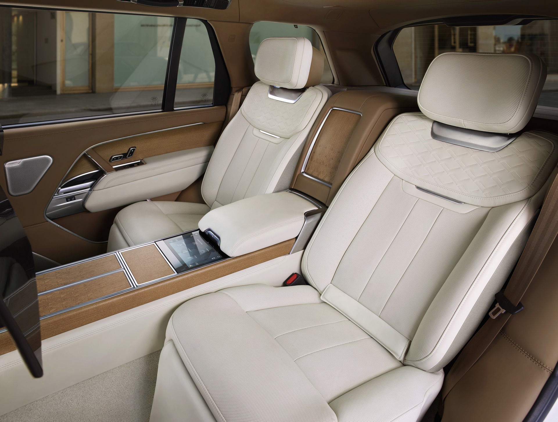 Download 2022 Land Rover Range Rover SV Serenity - Interior, Rear Seats HD Wallpaper 1921x1454 #32