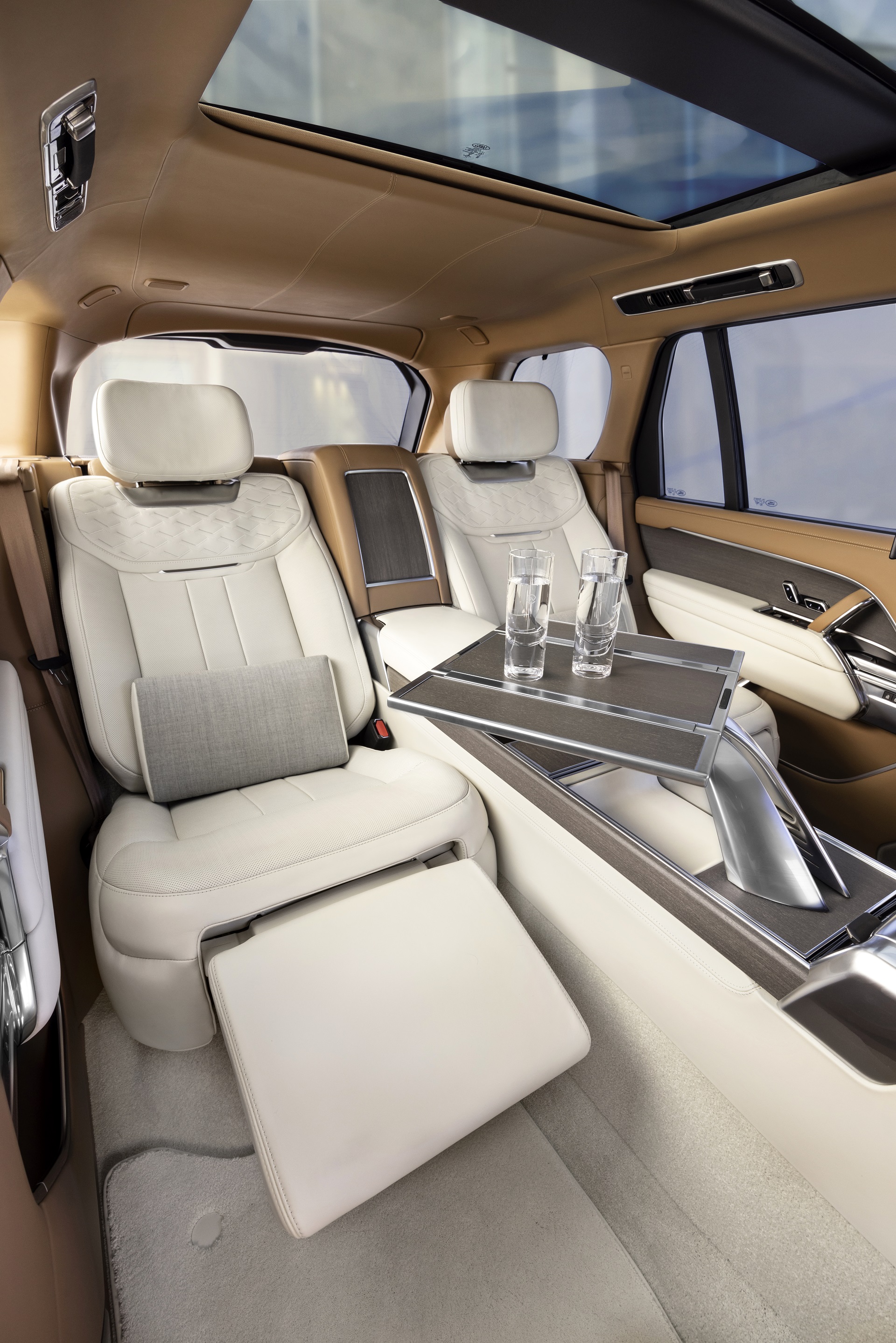 Download 2022 Land Rover Range Rover SV Serenity - Interior, Rear Seats HD Phone Wallpaper 1920x2878 #43
