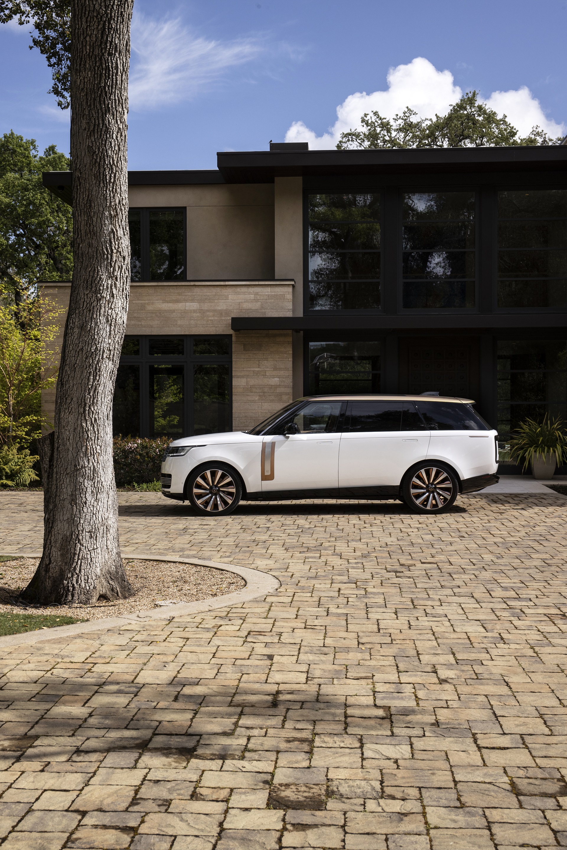 Download 2022 Land Rover Range Rover SV Serenity - Side HD Phone Wallpaper 1920x2880 #14
