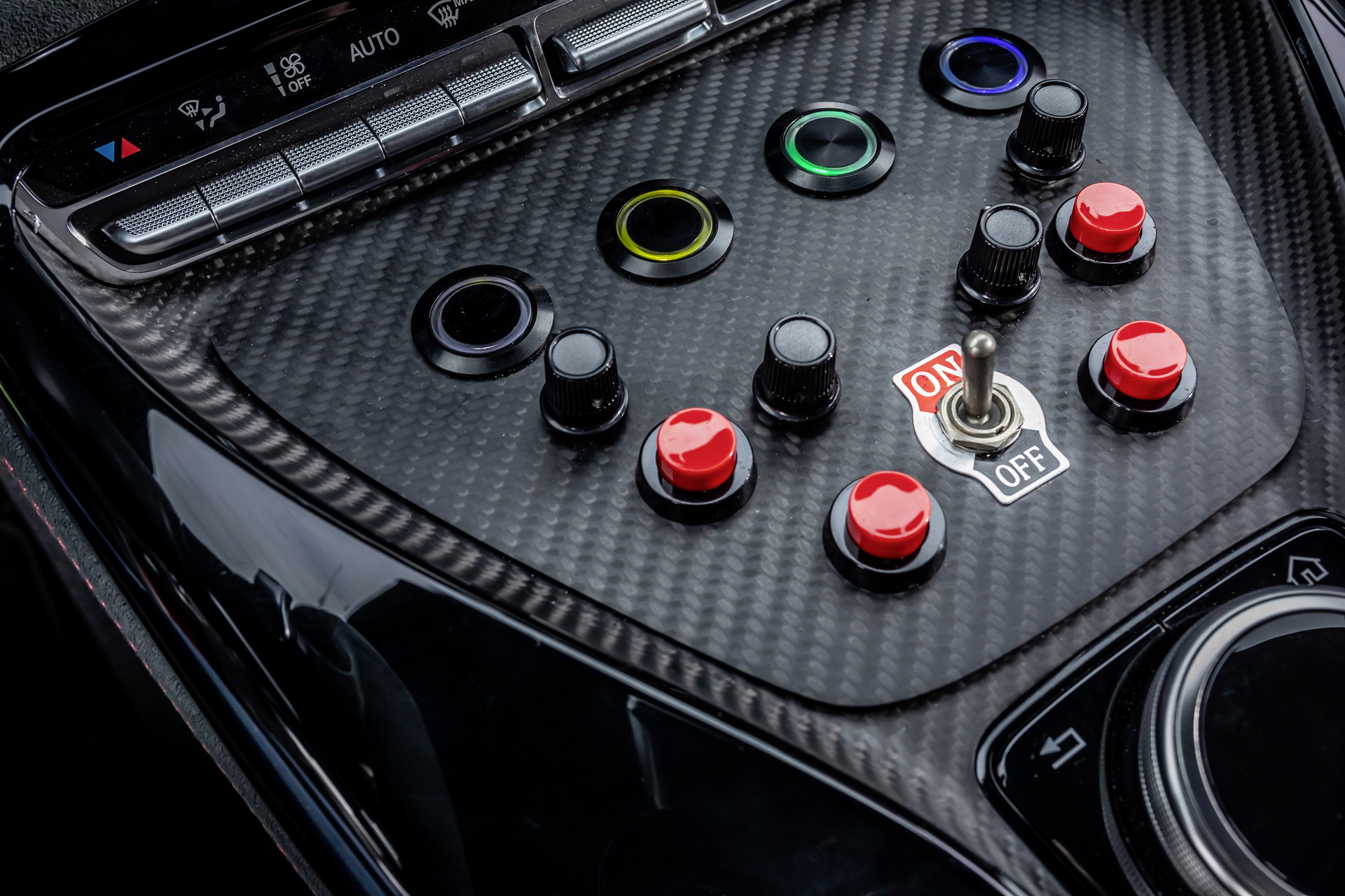 Download 2022 Mercedes-AMG GT 63 S F1 Medical Car - Central Console HD Wallpaper 1920x1280 #33