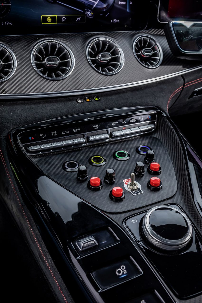 2022 Mercedes-AMG GT 63 S F1 Medical Car - Central Console Phone Wallpaper 850x1275 #34