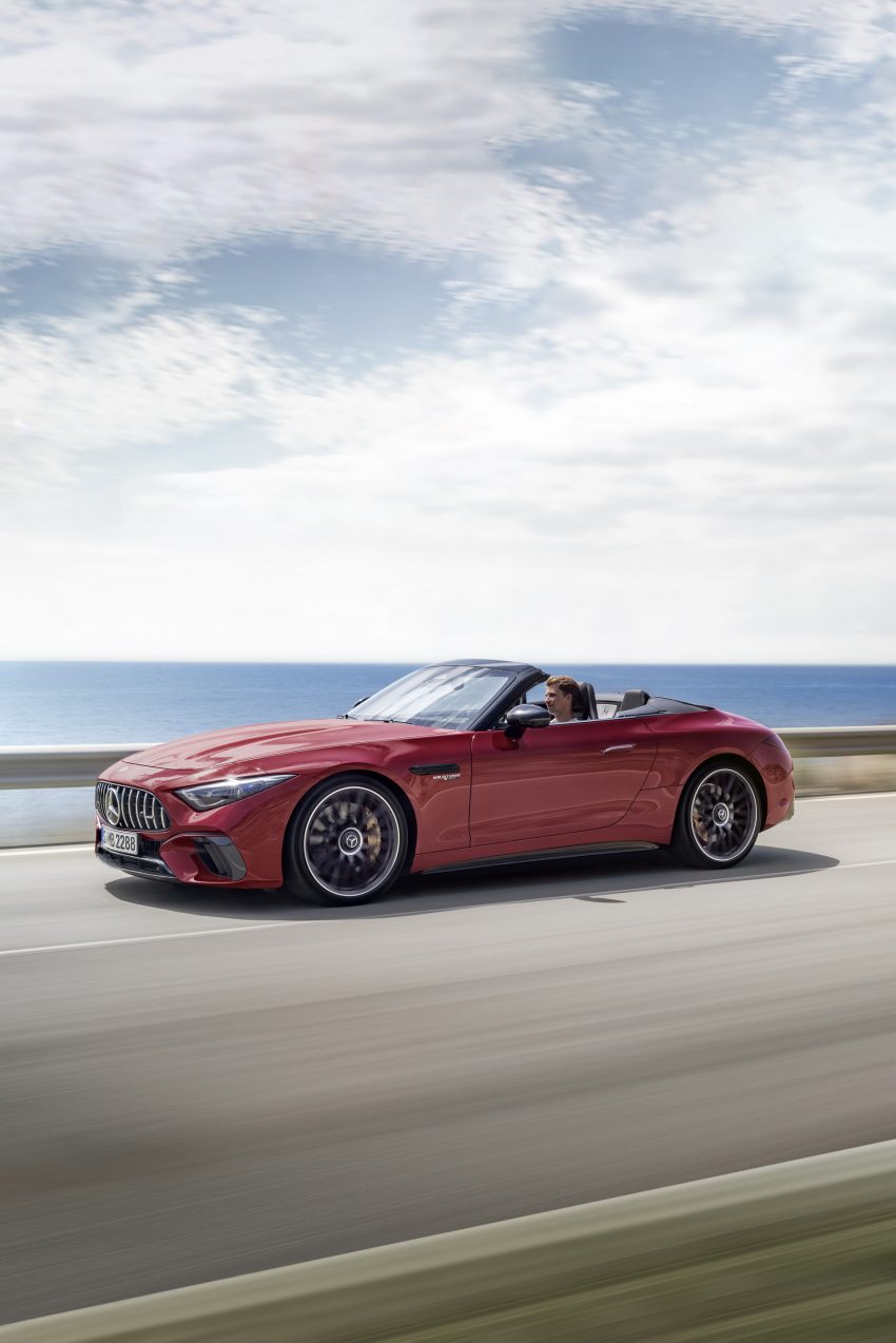 2022 Mercedes-AMG SL 63 4MATIC+ - Front Three-Quarter Phone Wallpaper 850x1274 #10