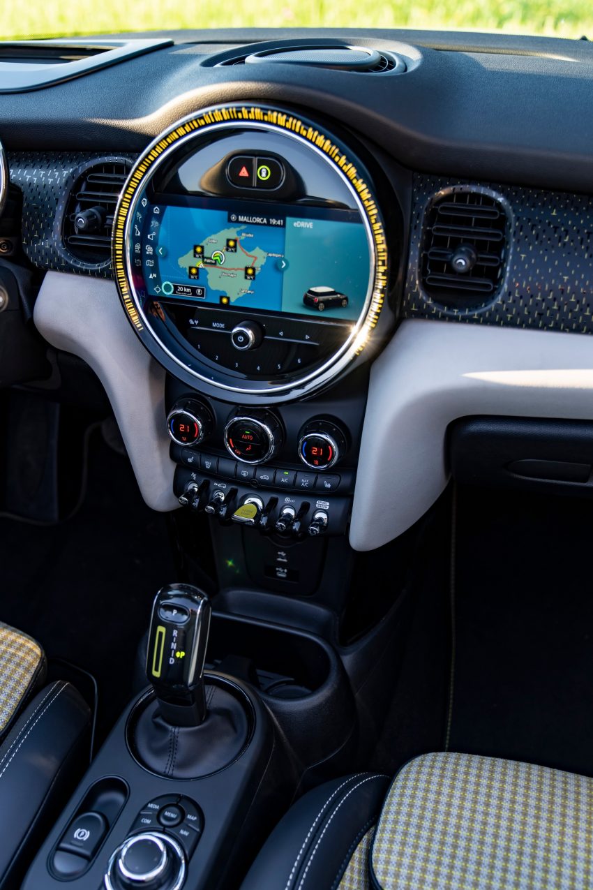 2022 Mini Cooper SE Convertible Concept - Central Console Phone Wallpaper 850x1275 #149