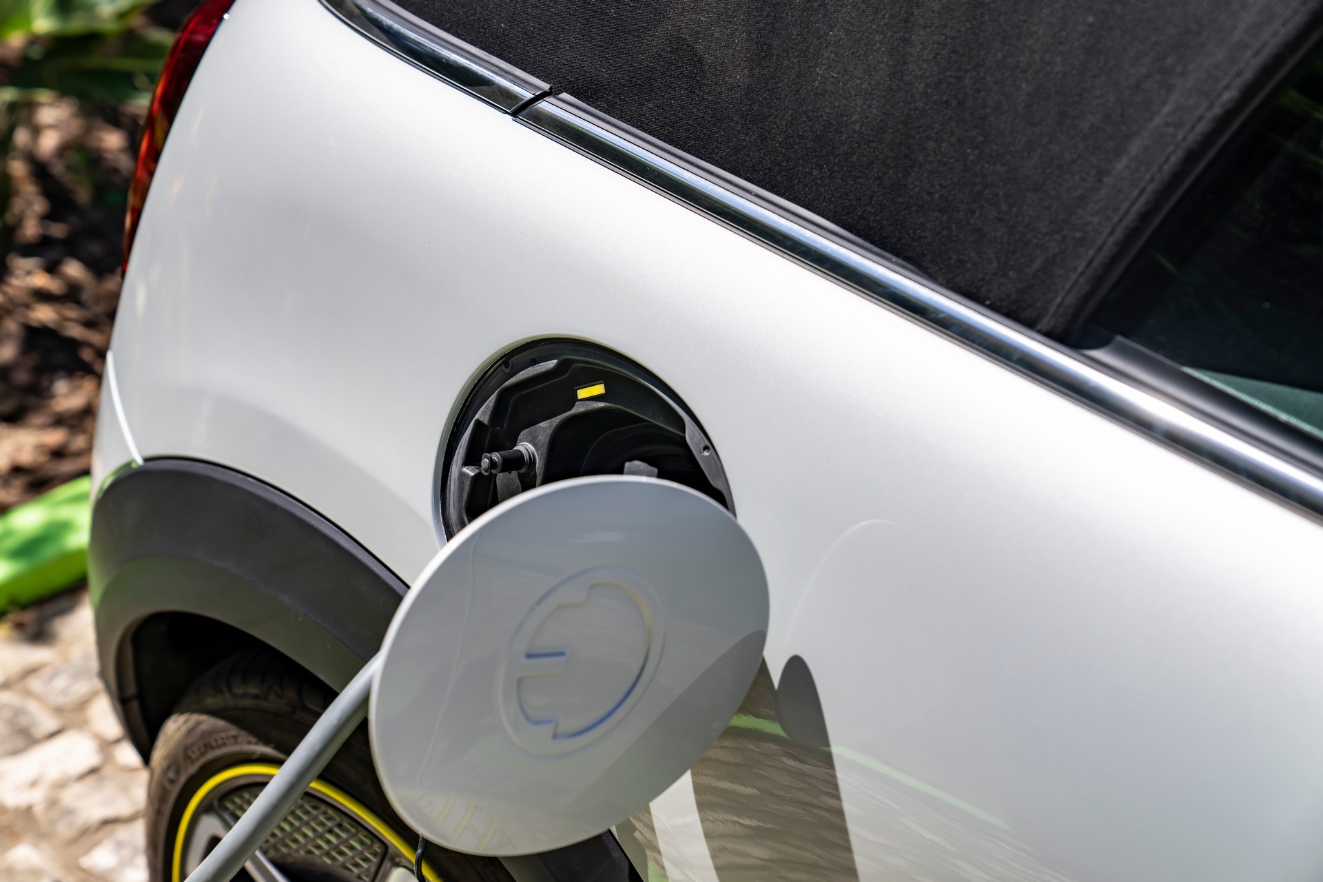 Download 2022 Mini Cooper SE Convertible Concept - Charging Connector HD Wallpaper 1920x1280 #104