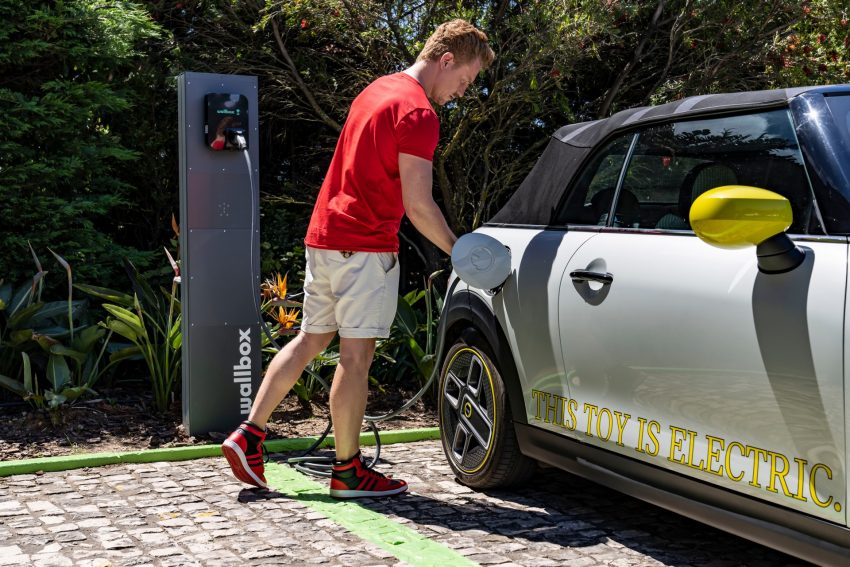 2022 Mini Cooper SE Convertible Concept - Charging Wallpaper 850x567 #102