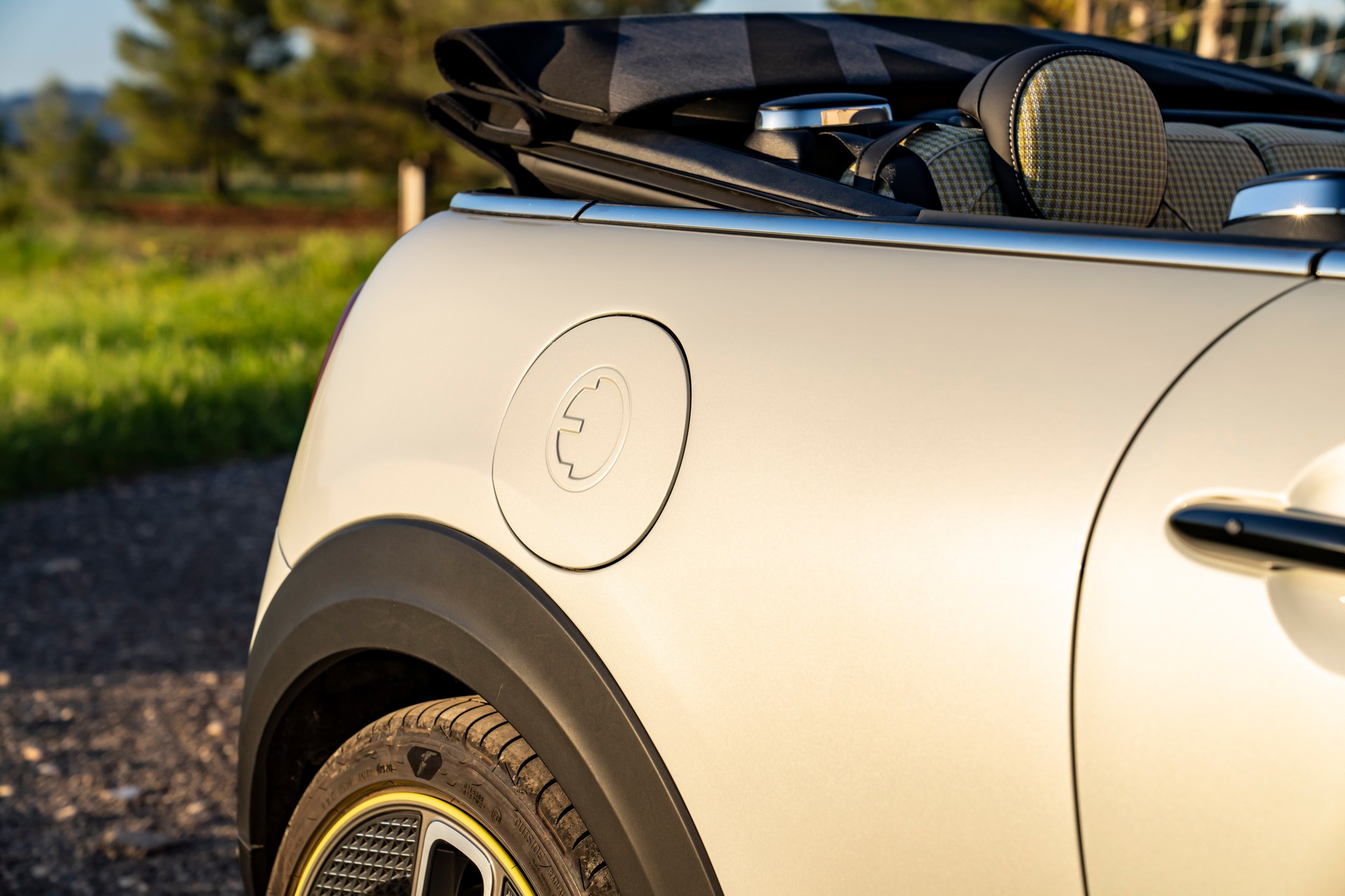 Download 2022 Mini Cooper SE Convertible Concept - Detail HD Wallpaper 1920x1280 #138