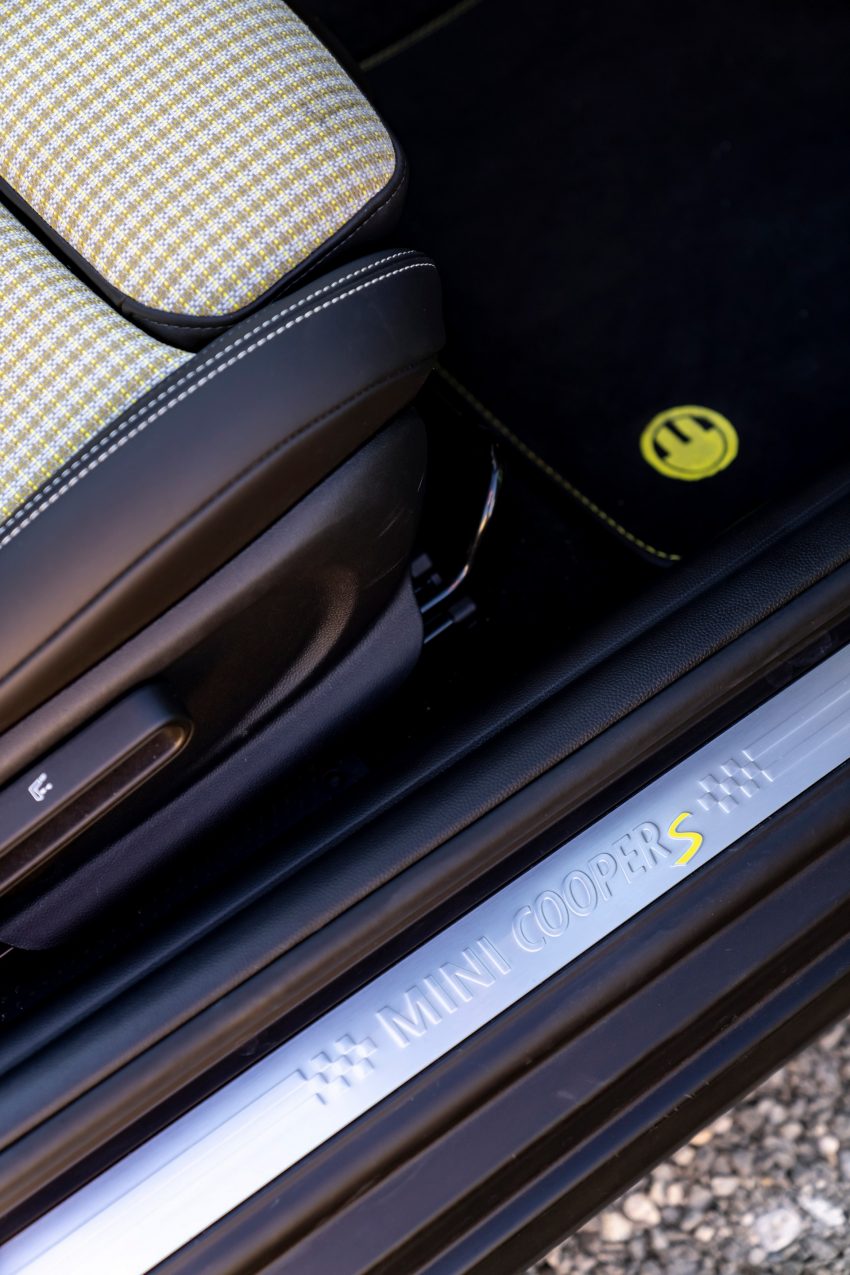 2022 Mini Cooper SE Convertible Concept - Door Sill Phone Wallpaper 850x1275 #151