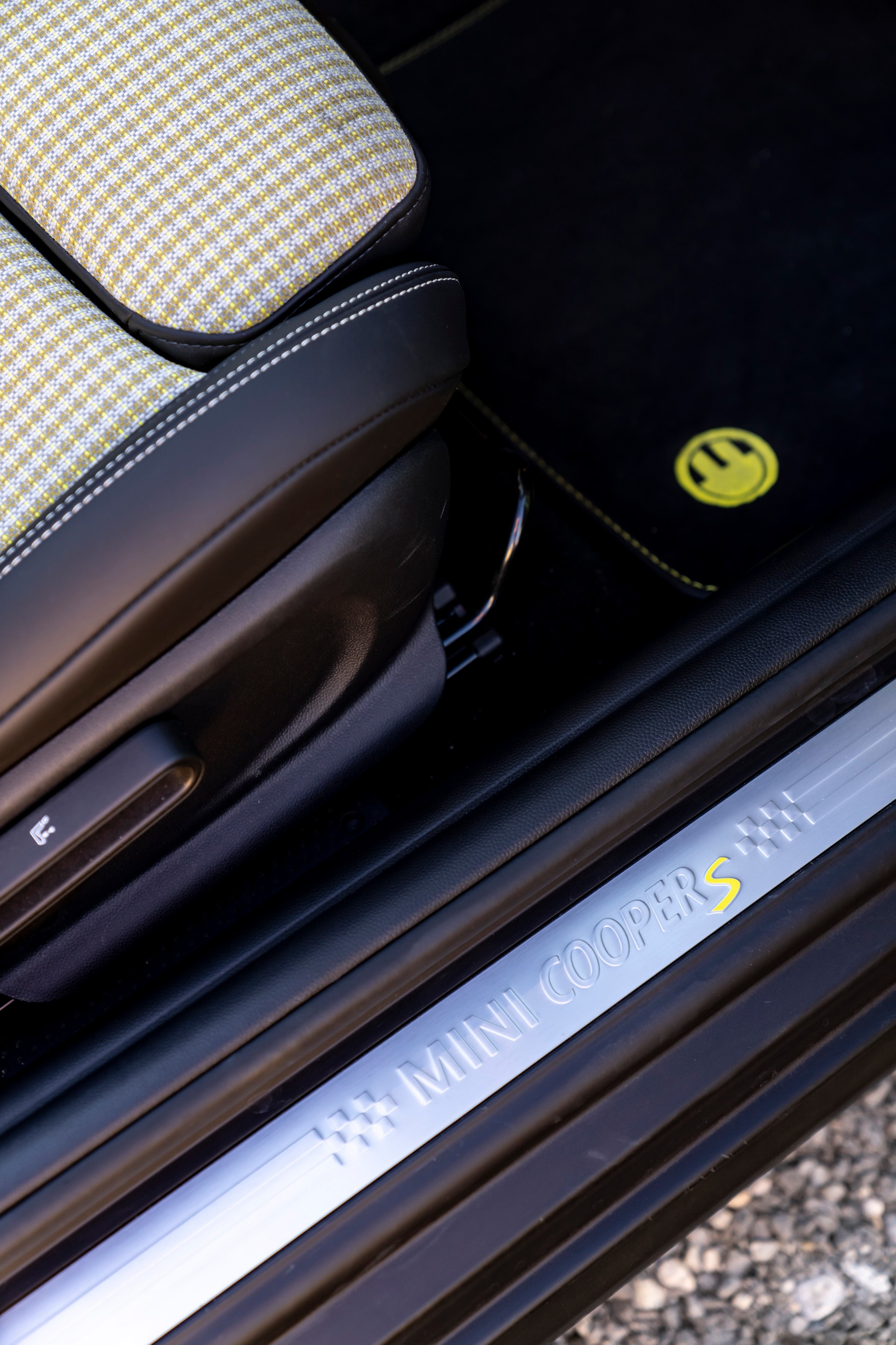 Download 2022 Mini Cooper SE Convertible Concept - Door Sill HD Phone Wallpaper 1920x2880 #151