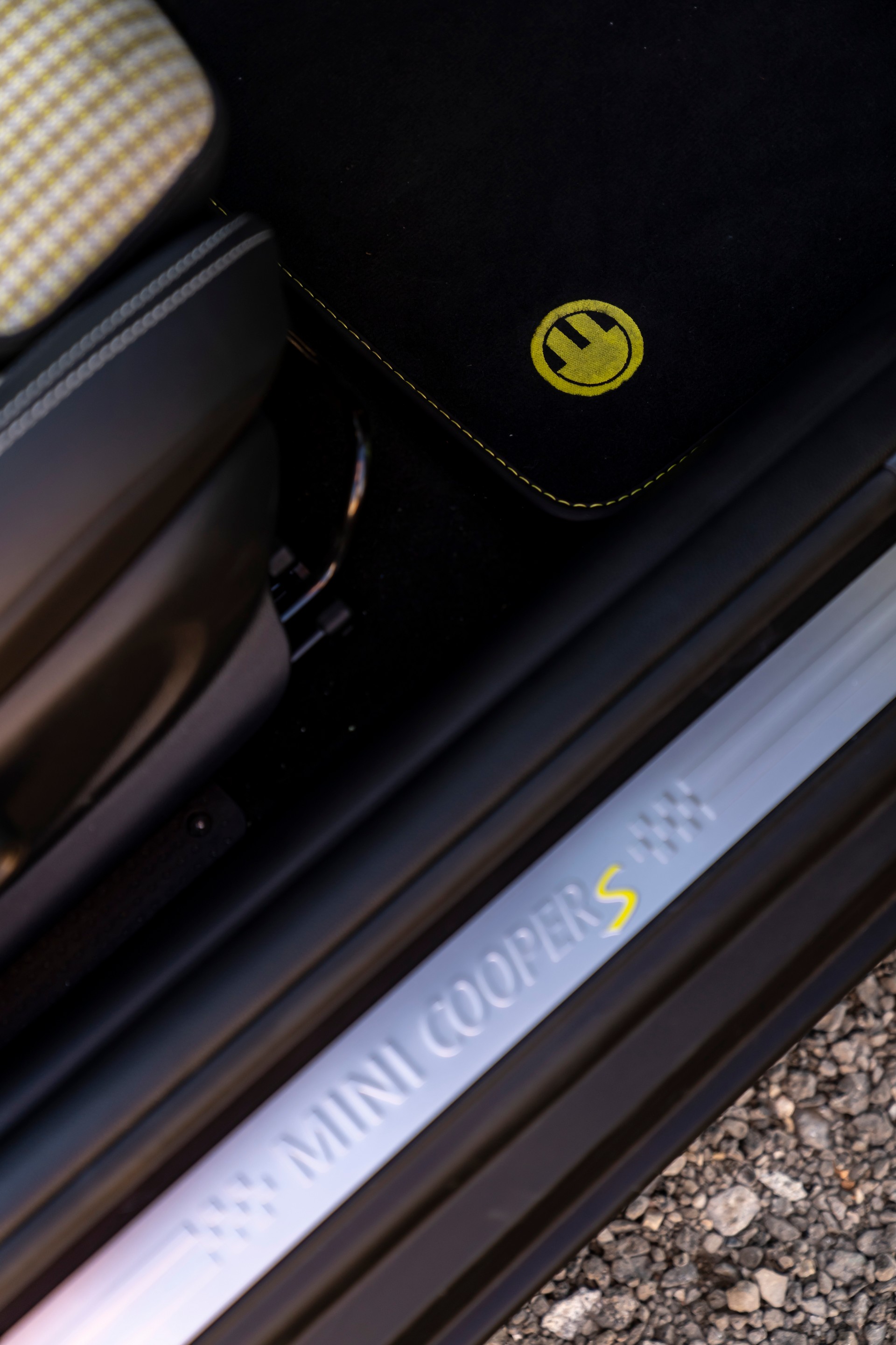 Download 2022 Mini Cooper SE Convertible Concept - Door Sill HD Phone Wallpaper 1920x2880 #152