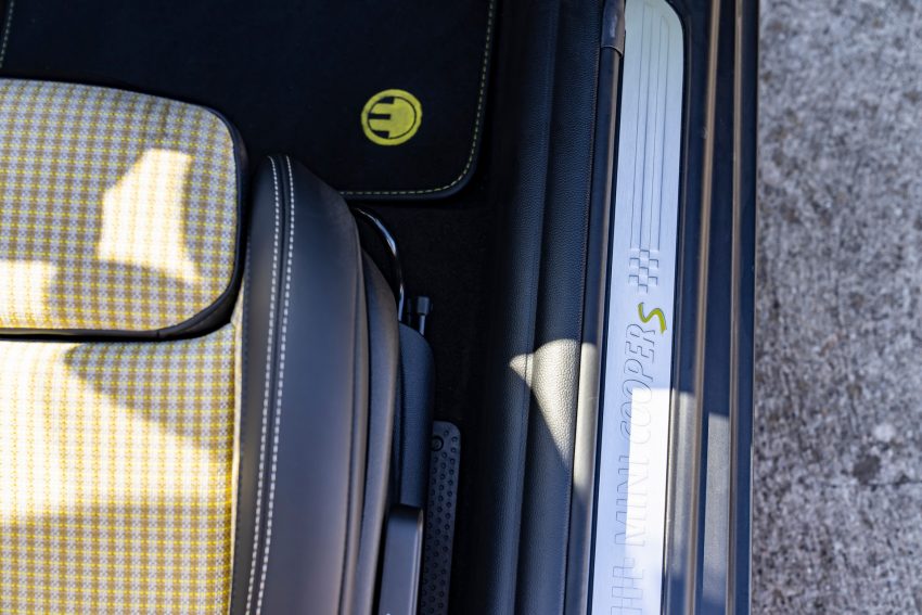 2022 Mini Cooper SE Convertible Concept - Door Sill Wallpaper 850x567 #106