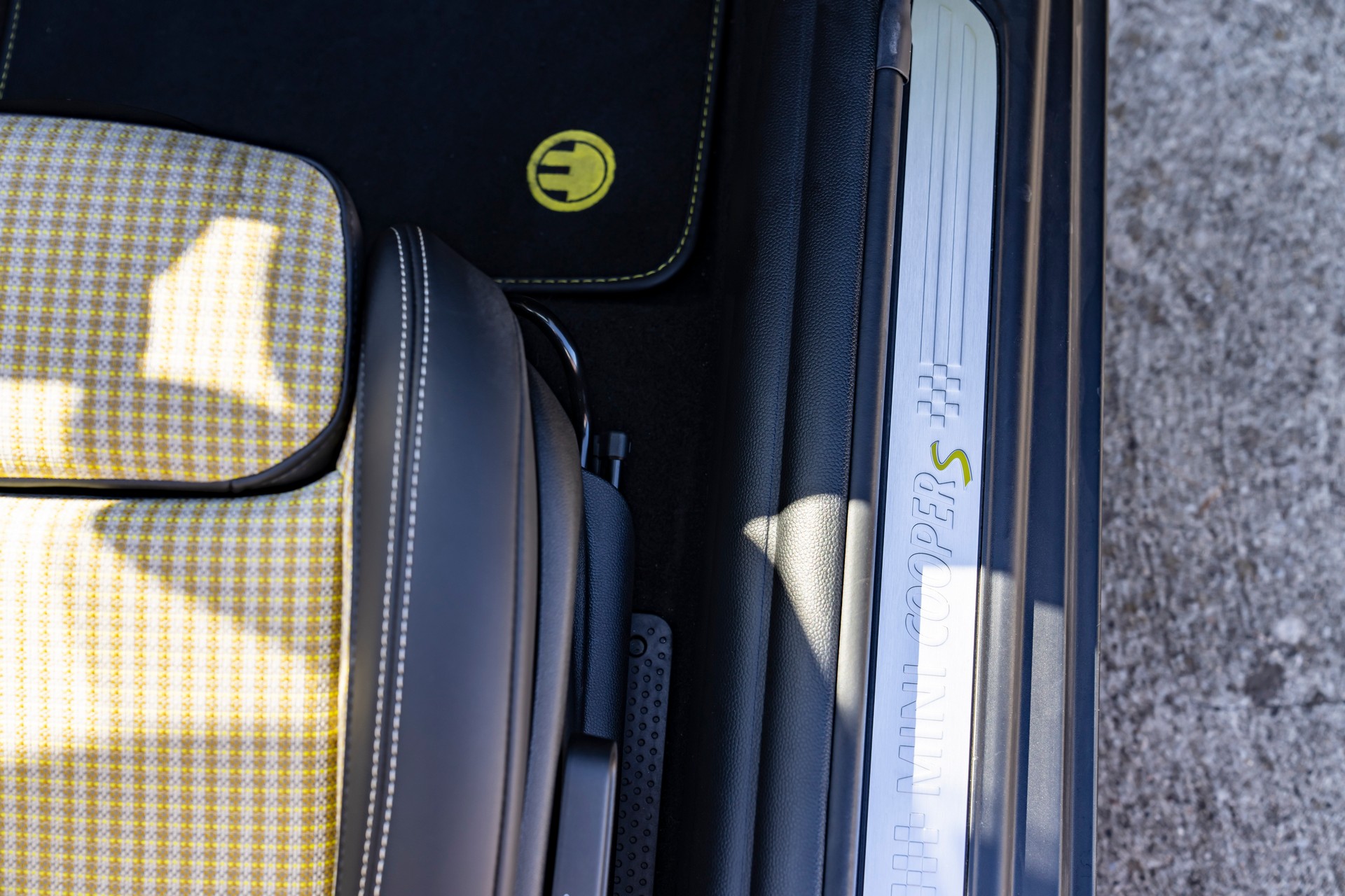 Download 2022 Mini Cooper SE Convertible Concept - Door Sill HD Wallpaper 1920x1280 #106