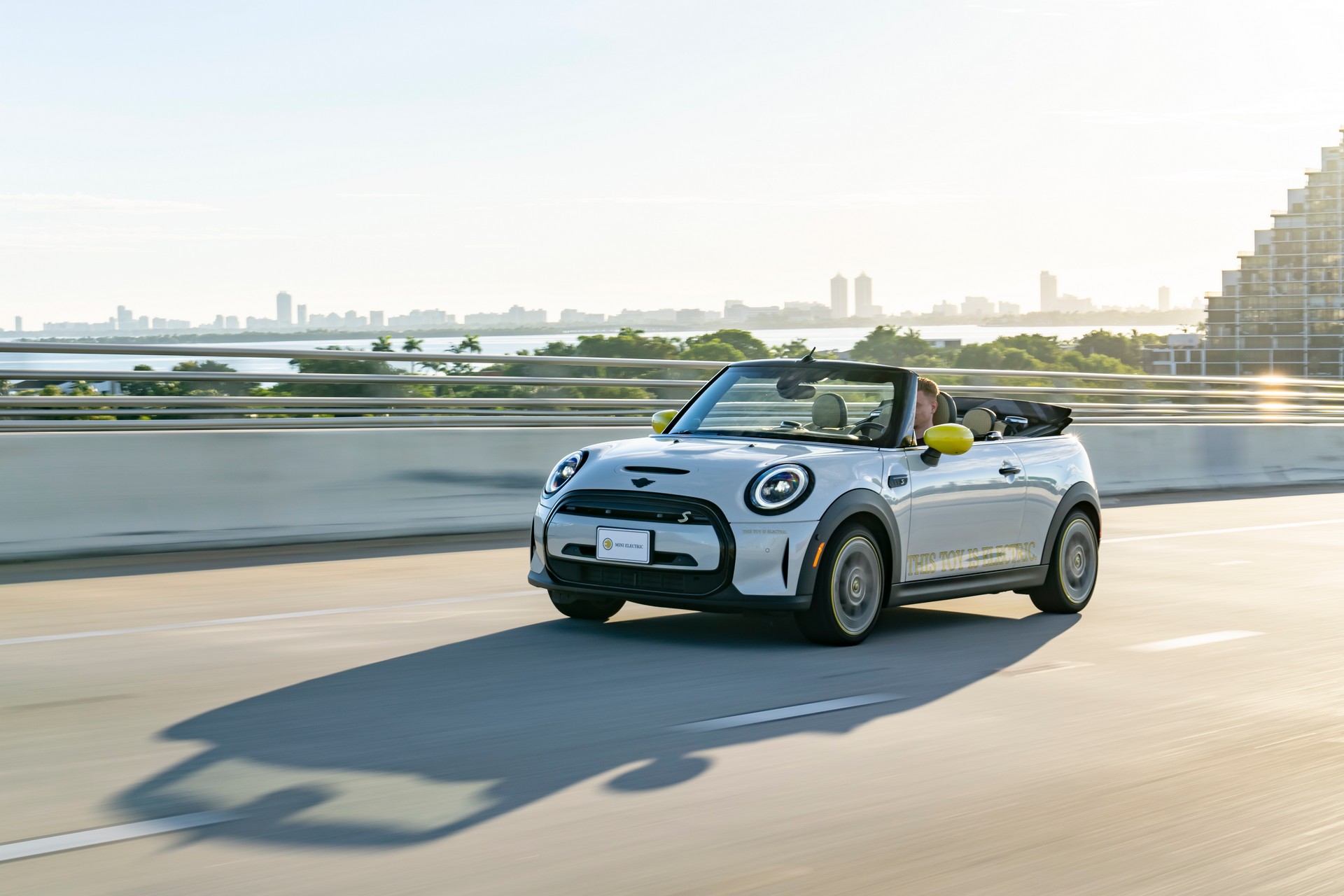 Download 2022 Mini Cooper SE Convertible Concept - Front Three-Quarter HD Wallpaper 1920x1280 #173