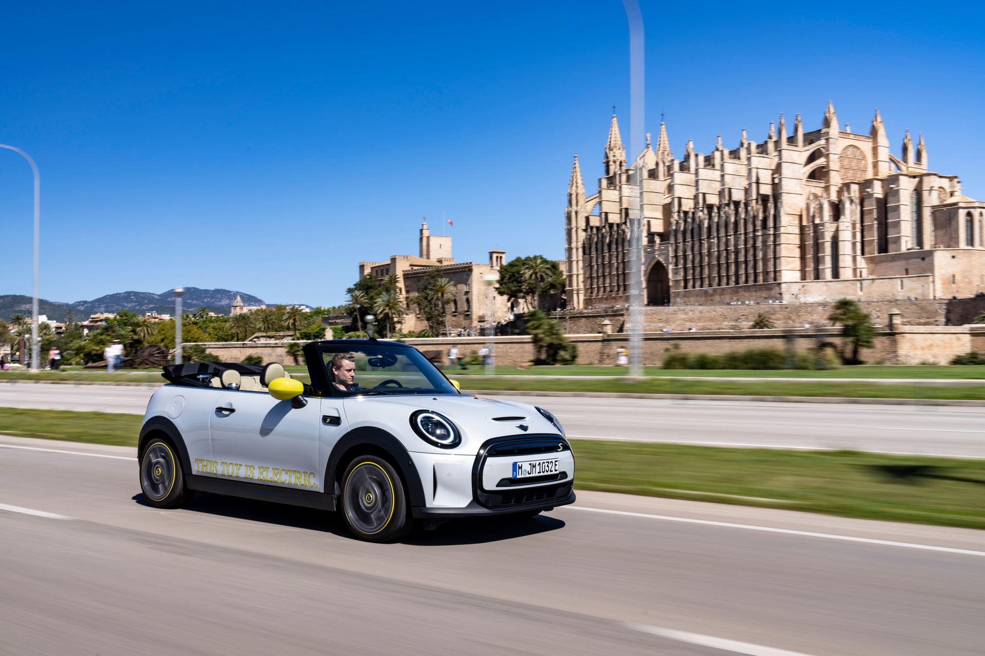 Download 2022 Mini Cooper SE Convertible Concept - Front Three-Quarter HD Wallpaper 1920x1280 #116