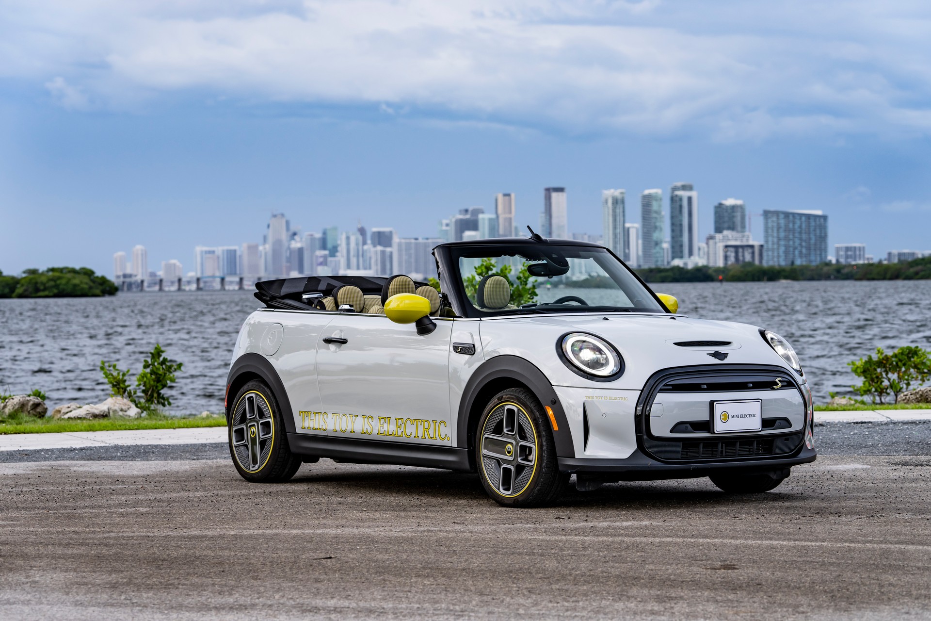 Download 2022 Mini Cooper SE Convertible Concept - Front Three-Quarter HD Wallpaper 1920x1280 #216