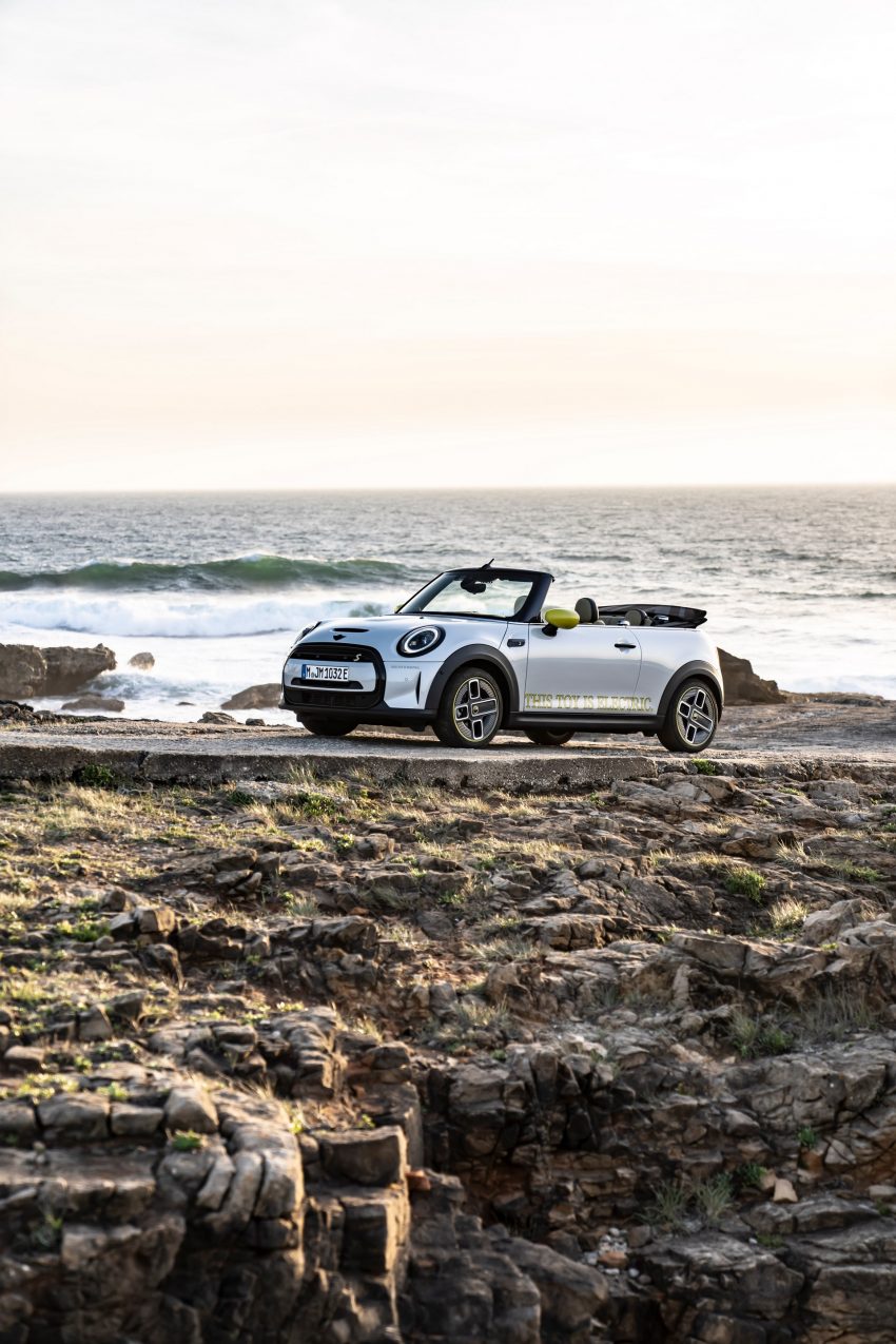 2022 Mini Cooper SE Convertible Concept - Front Three-Quarter Phone Wallpaper 850x1275 #53