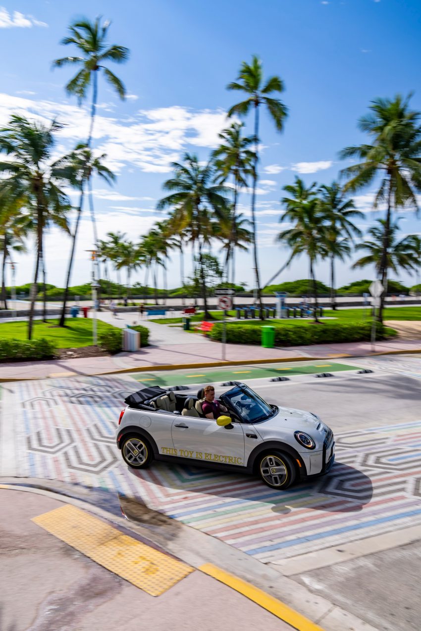 2022 Mini Cooper SE Convertible Concept - Front Three-Quarter Phone Wallpaper 850x1275 #193