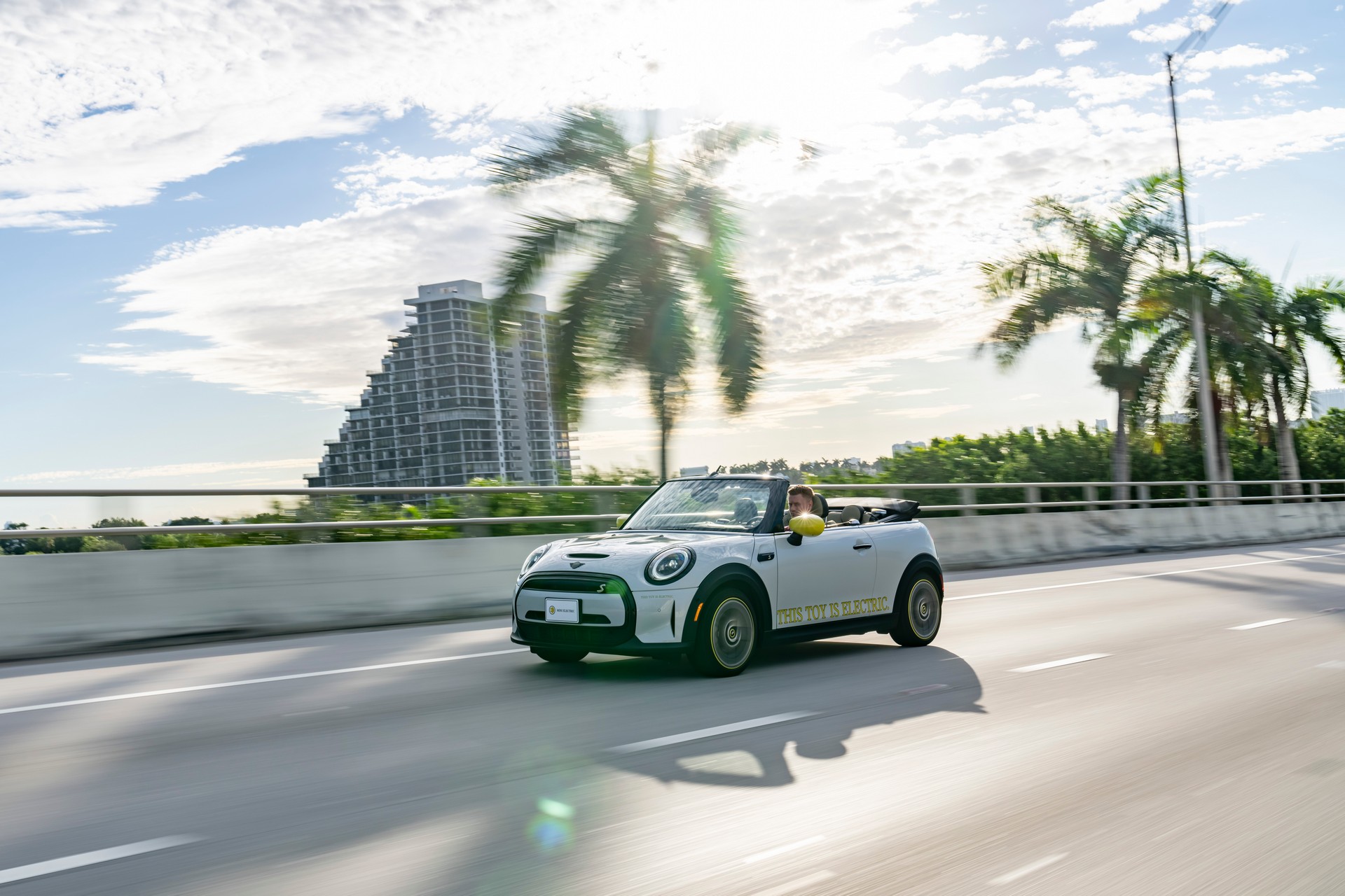 Download 2022 Mini Cooper SE Convertible Concept - Front Three-Quarter HD Wallpaper 1920x1280 #174
